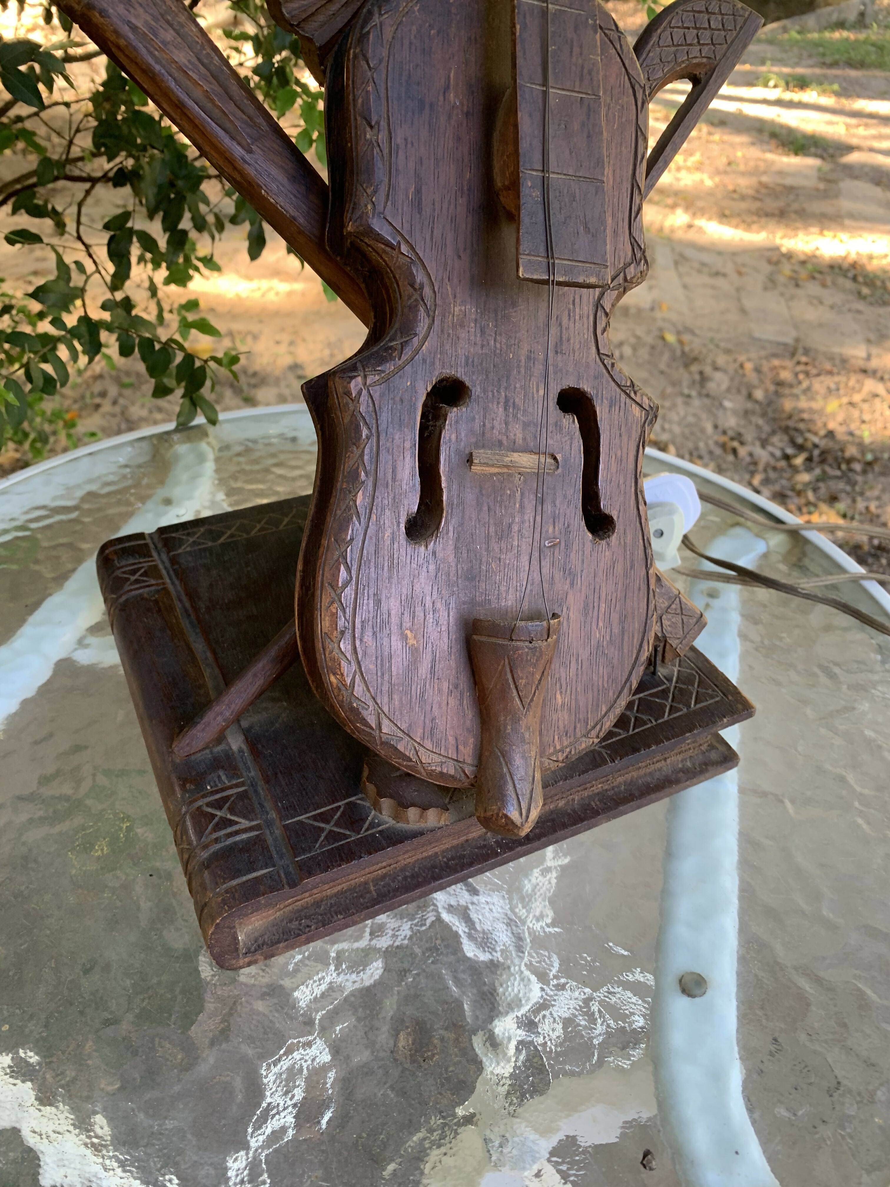 Abajur antigo violino e livro