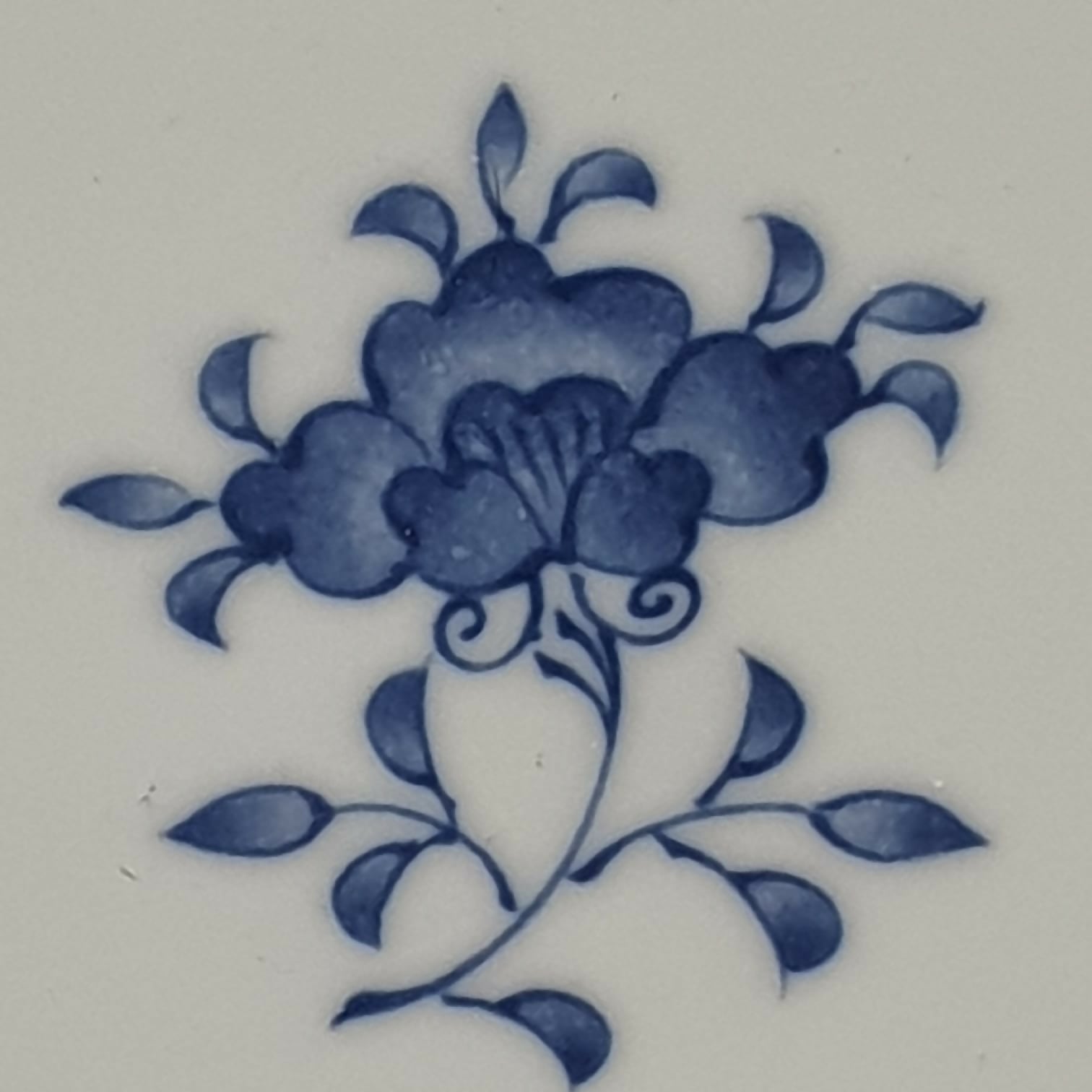 Prato decorativo tipo Medalhão em porcelana japonesa