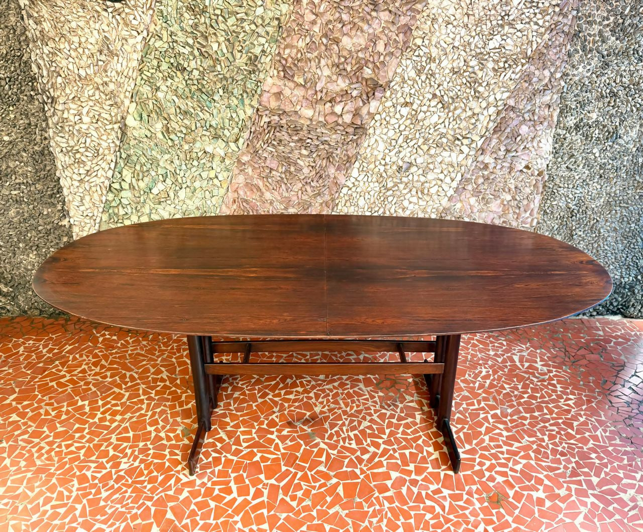 Mesa de jantar Oval Novo Rumo em Jacarandá