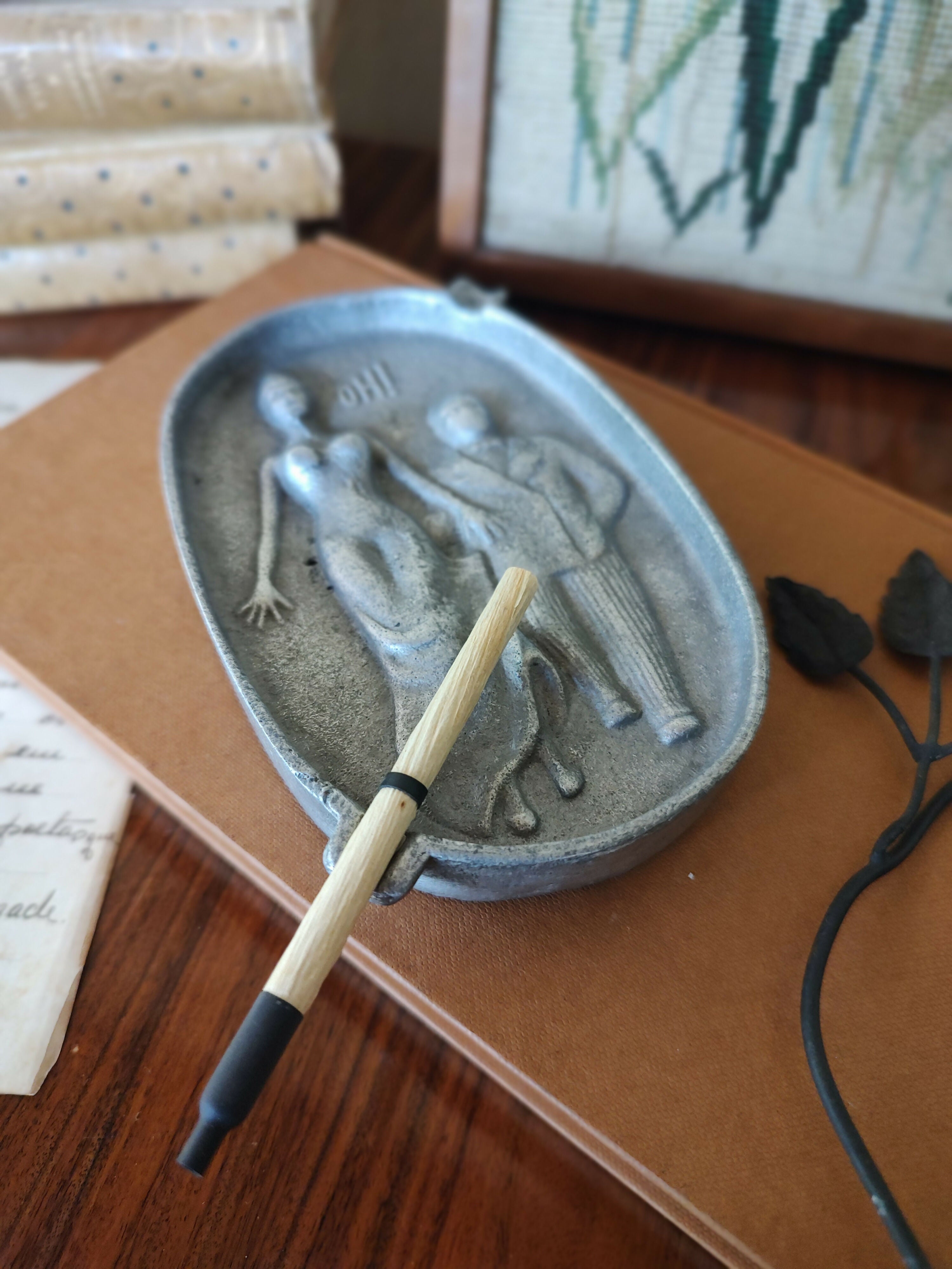 Antigo Cinzeiro americano em alumínio fundido retratando casal