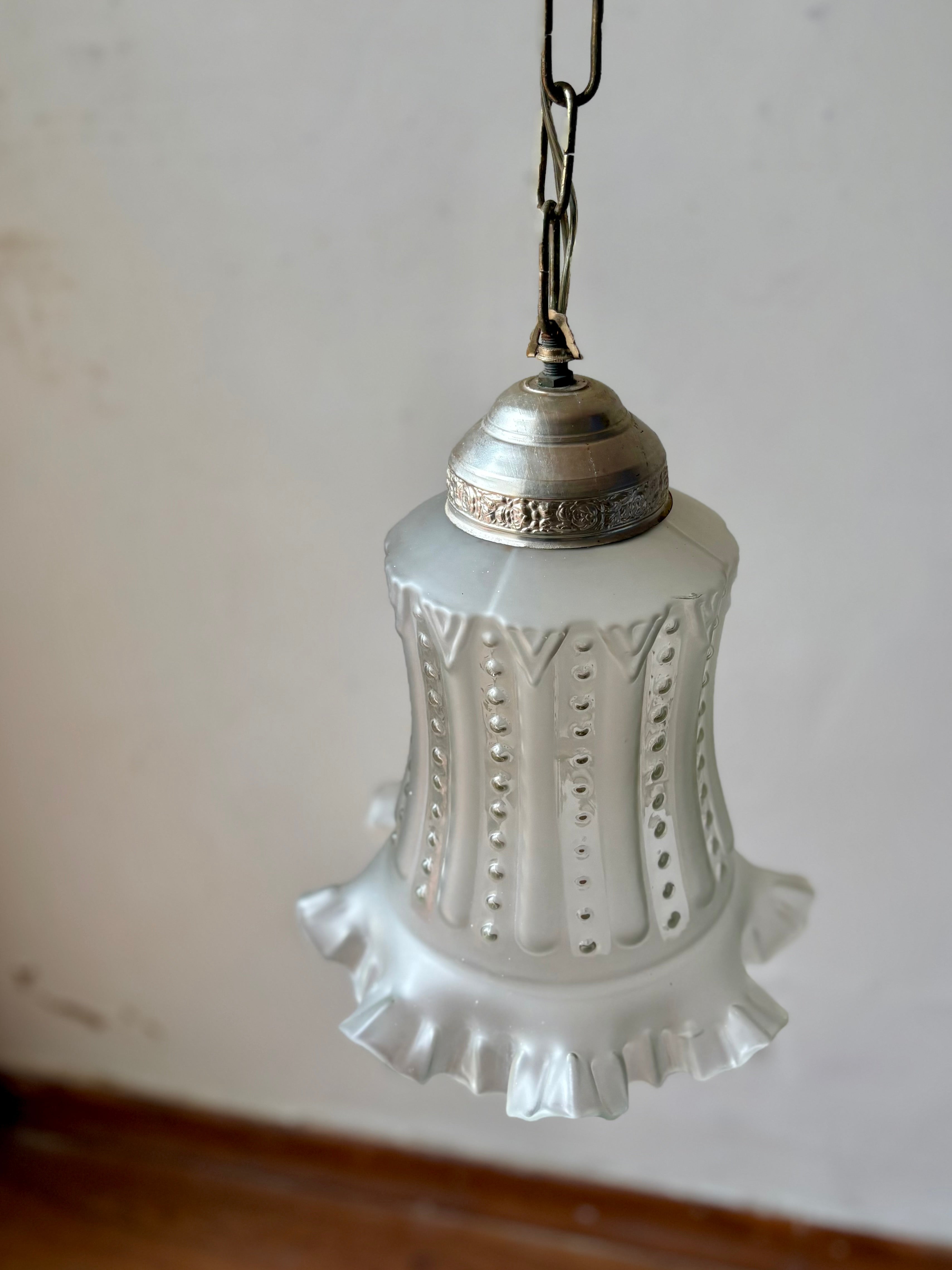 Luminária pendente de vidro texturizado e ondulado 