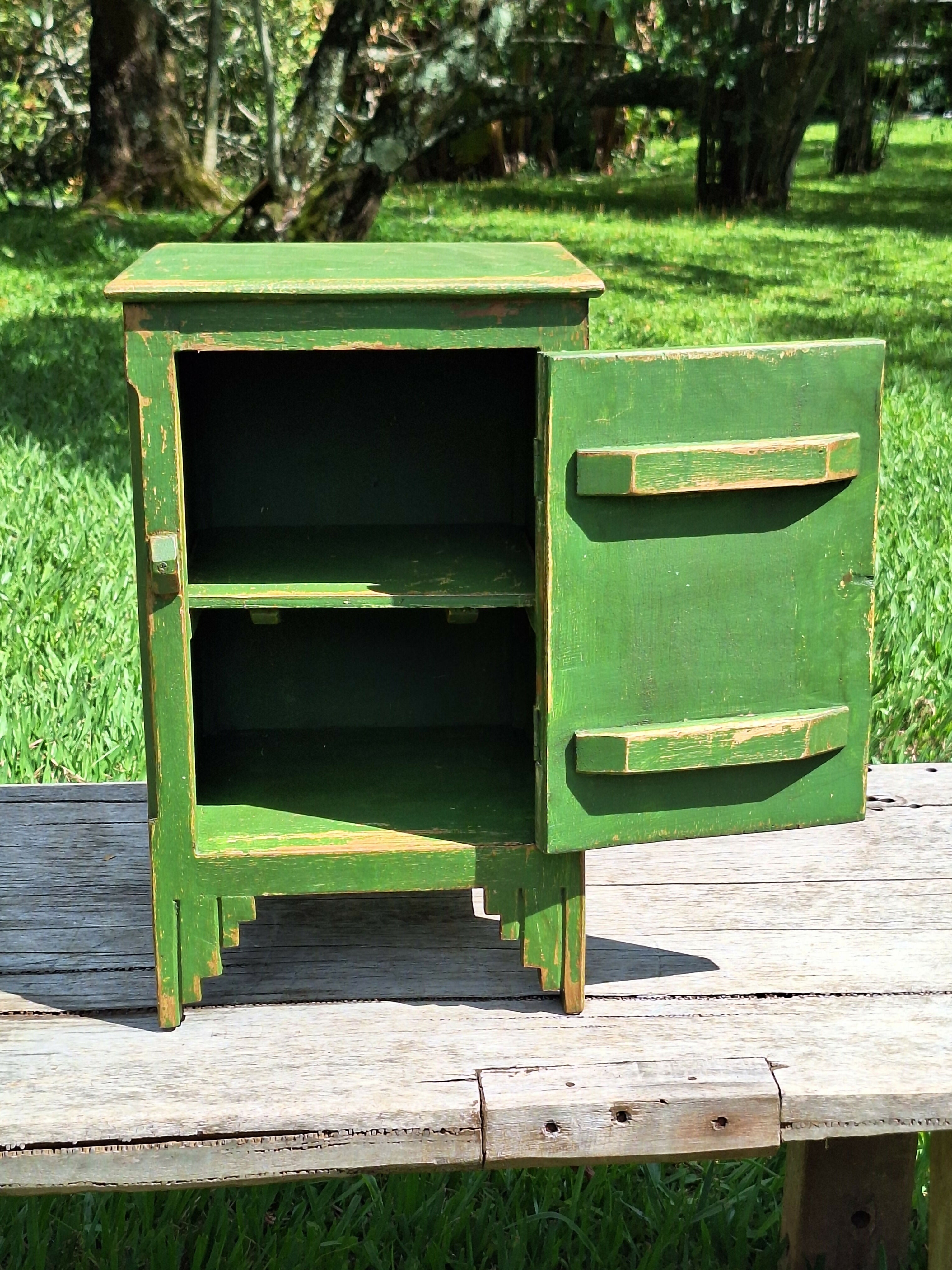 Mesinha de Cabeceira / Armarinho Tinta Gasta Verde Madeira Maciça Garimpo Mineiro