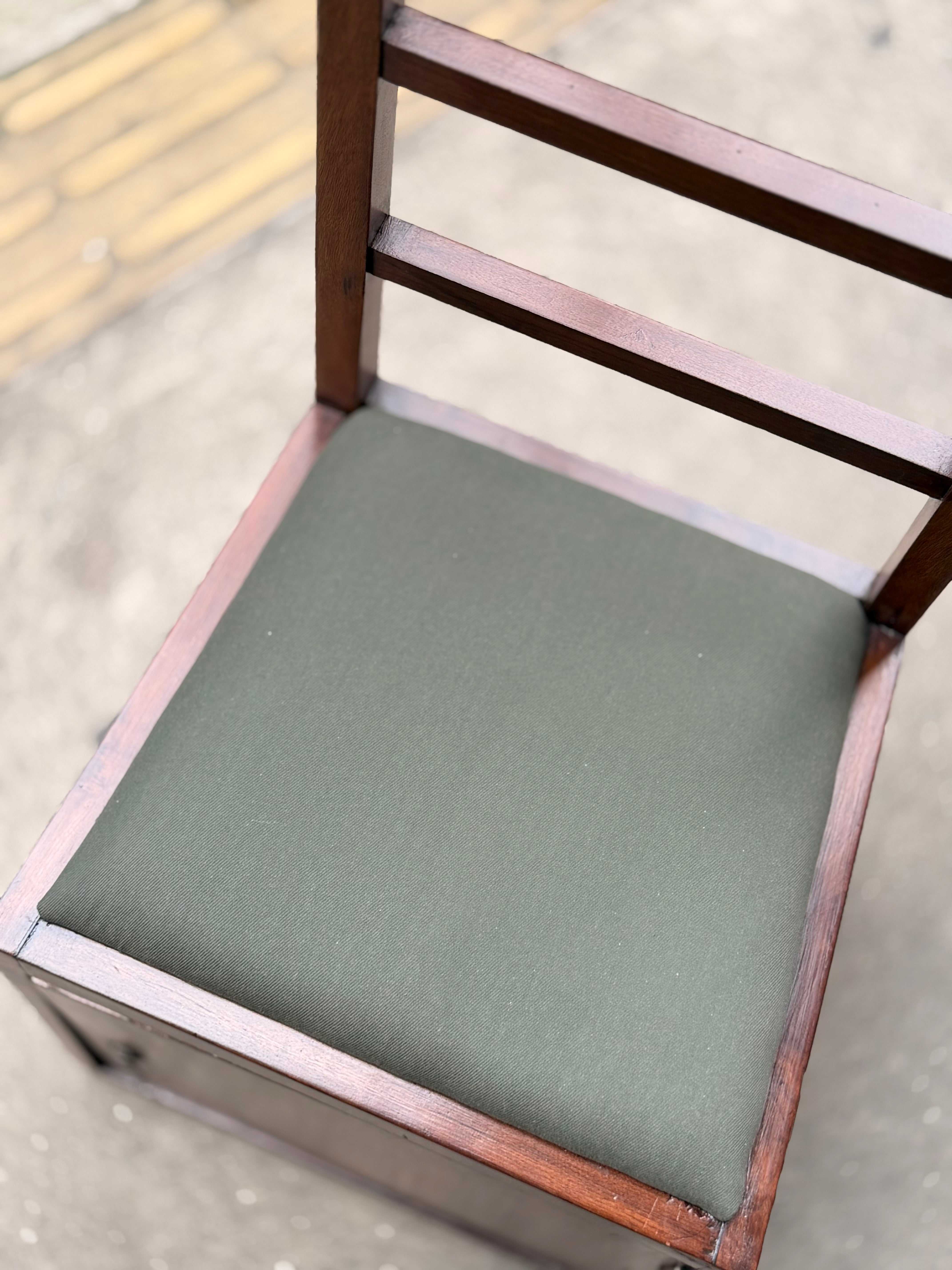 Cadeira Valet com Cabideiro / Camiseiro e banco estofado em verde 
