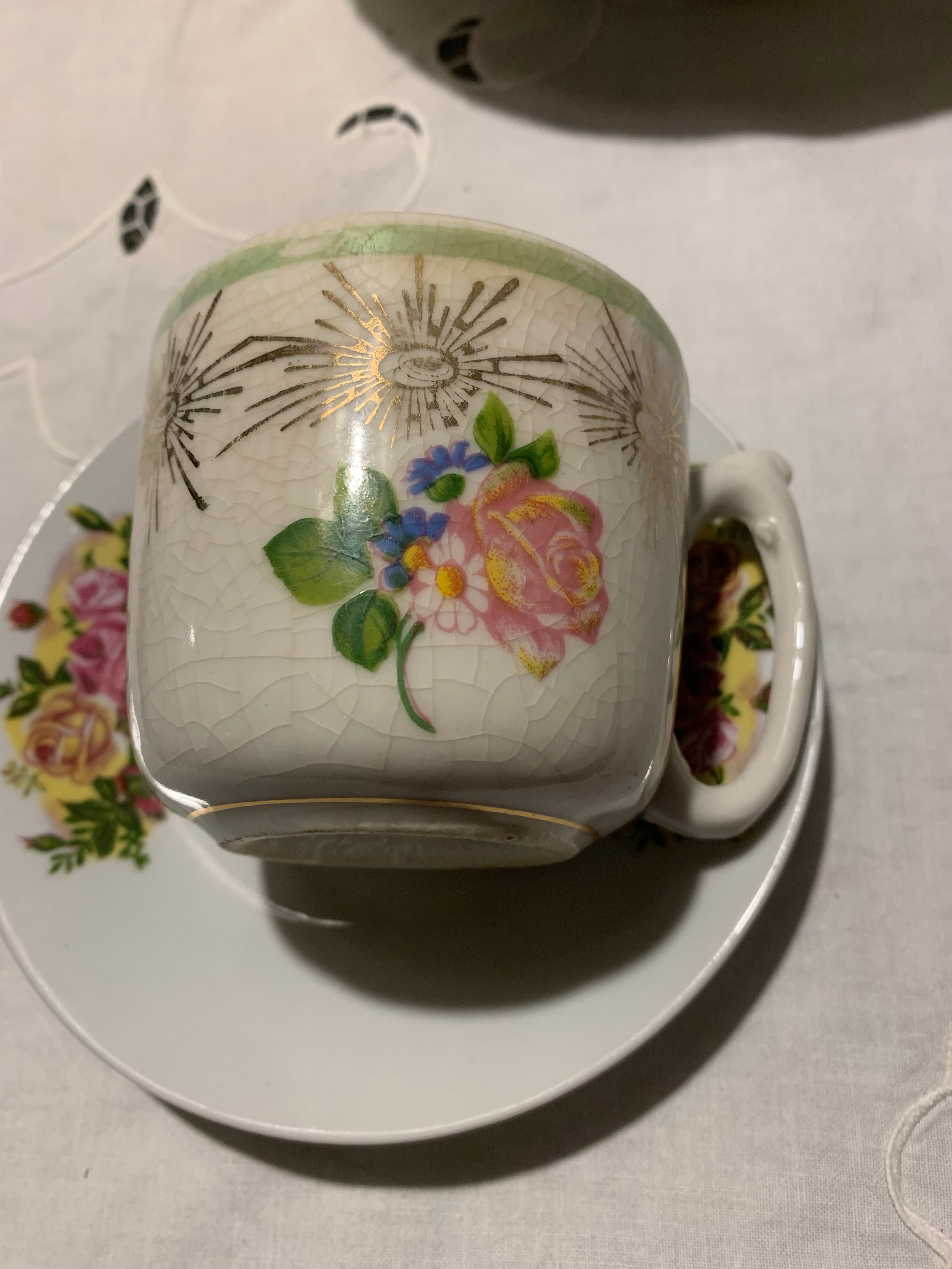 Especial Caneca em faiança com desenhos que remetem a Rosa Cruz e “O olho que tudo vê “