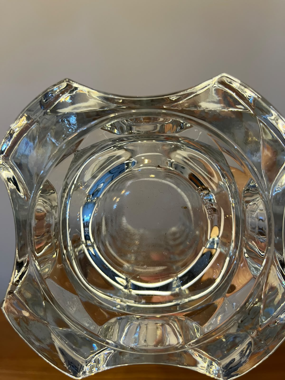 Vaso em cristal francês transparente com relevos geométricos em formato quadrangular (24,5 cm) 