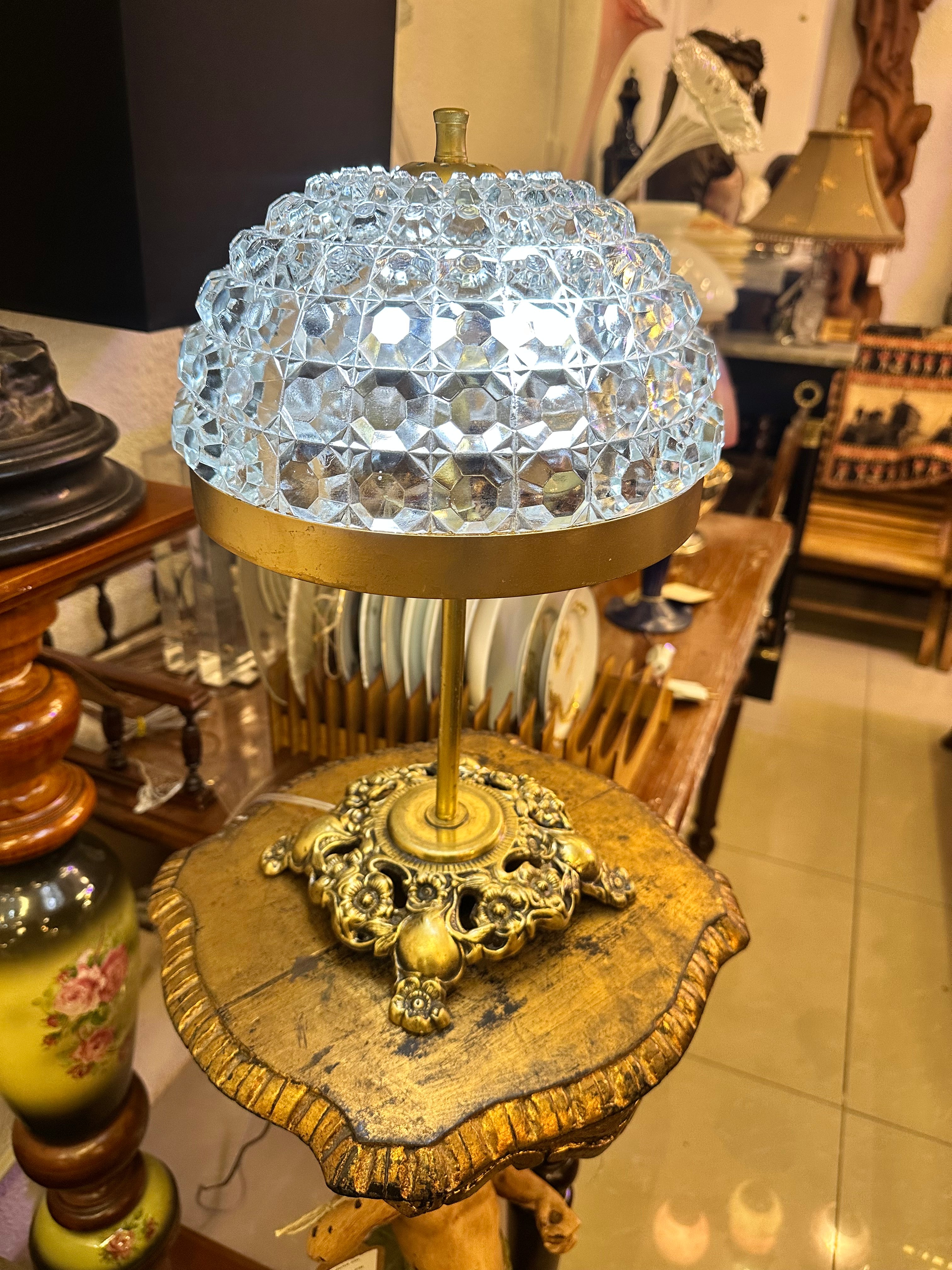 ABAJUR VINTAGE EM BRONZE DOURADO E CÚPULA ARREDONDADA EM CRISTAL LAPIDADO
