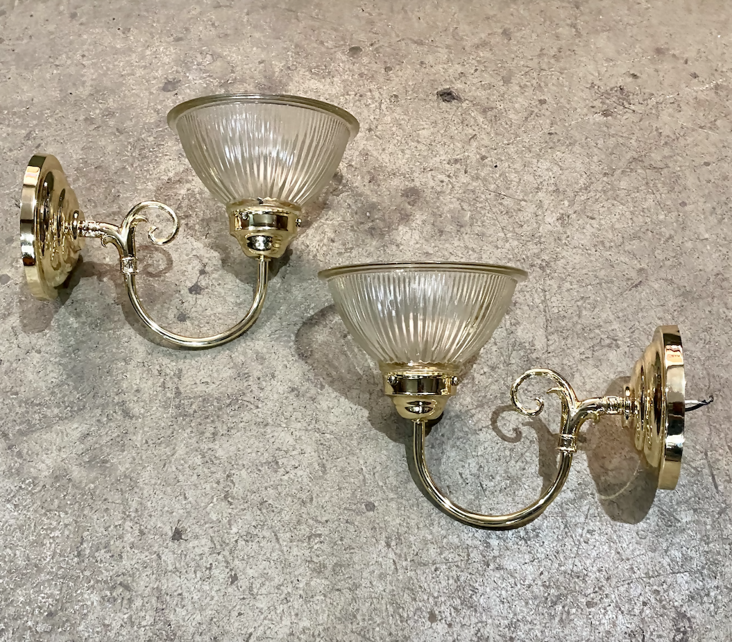 Luminária arandela antiga e restaurada com vidro raiado