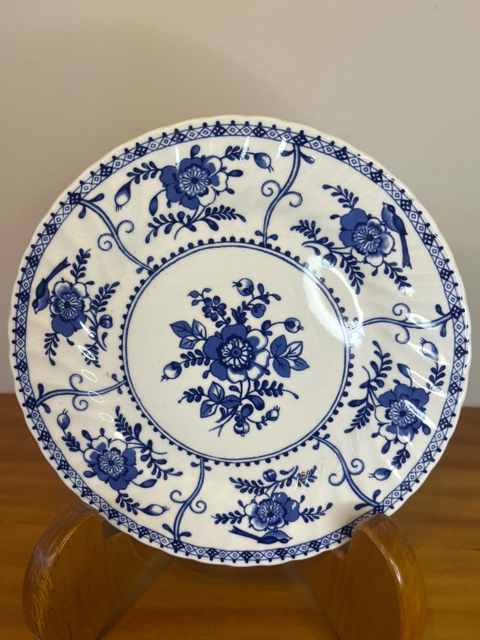 Prato Decorativo em Porcelana Azul e Branco com motivos florais 