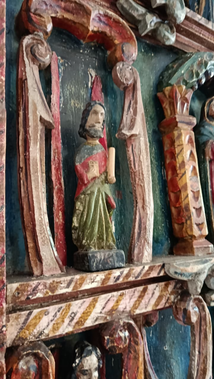 Retábulo Peruano Antigo em Madeira Entalhada – Peça Sacra Artesanal
