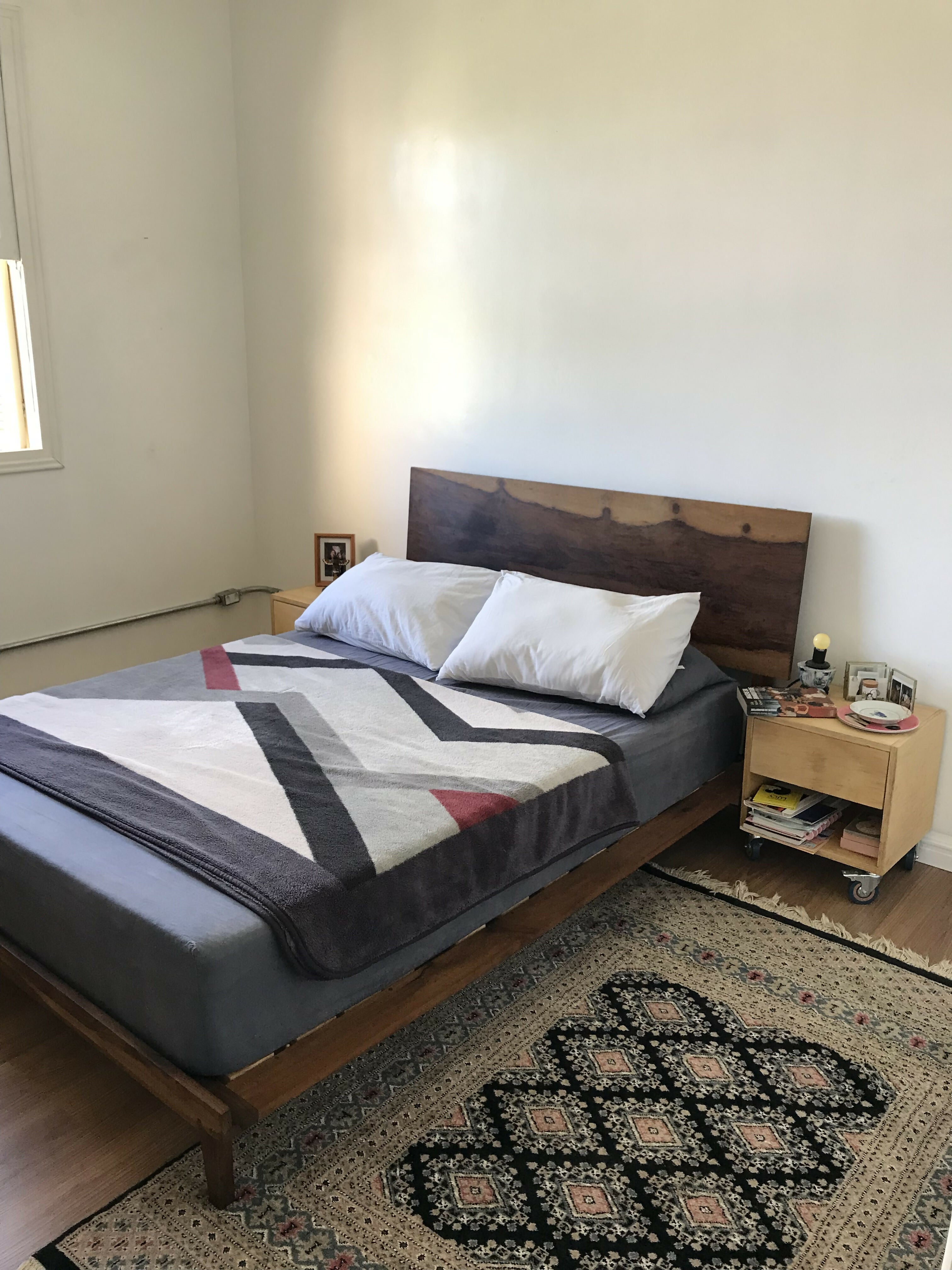 Cama de Casal Minimalista Luxo - Design Asiático em Peroba Rosa e Acácia