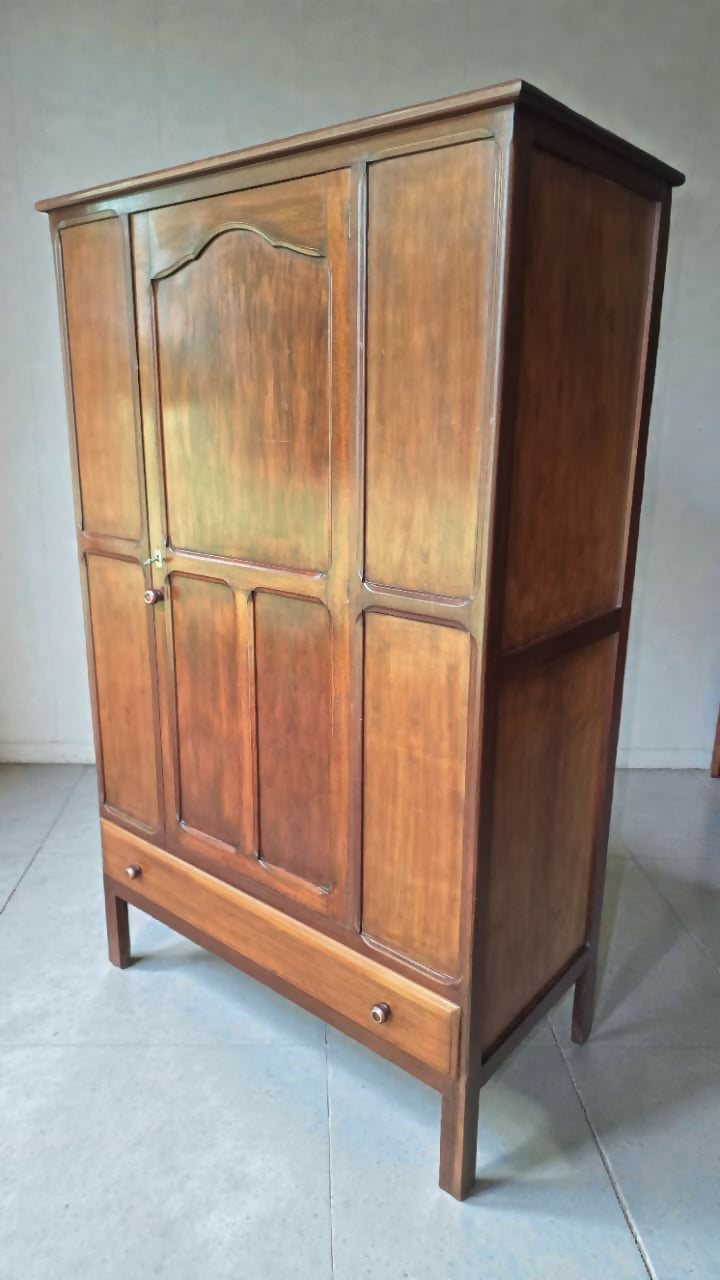 Guarda Roupas Antigo com influências Art Déco