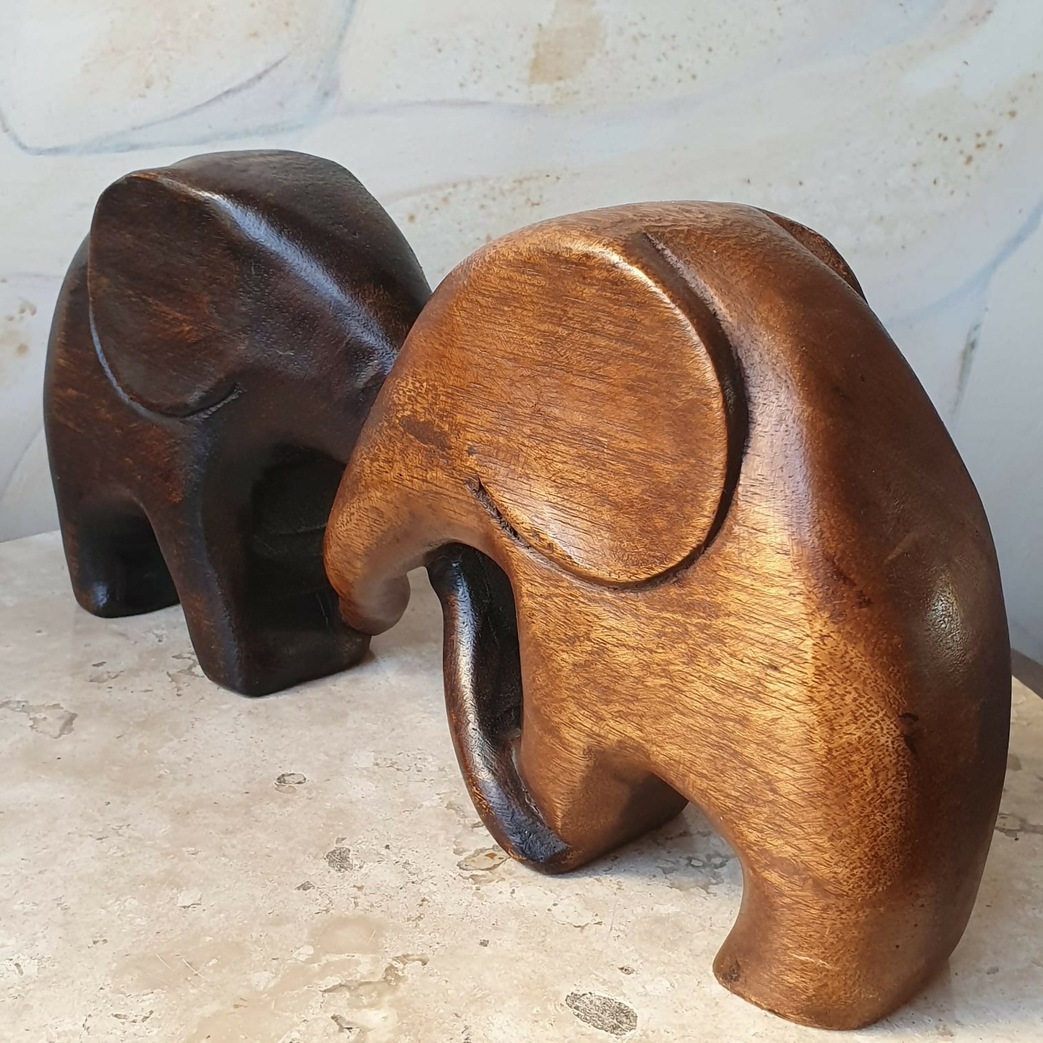 Casal de elefantes em madeira maciça talhada