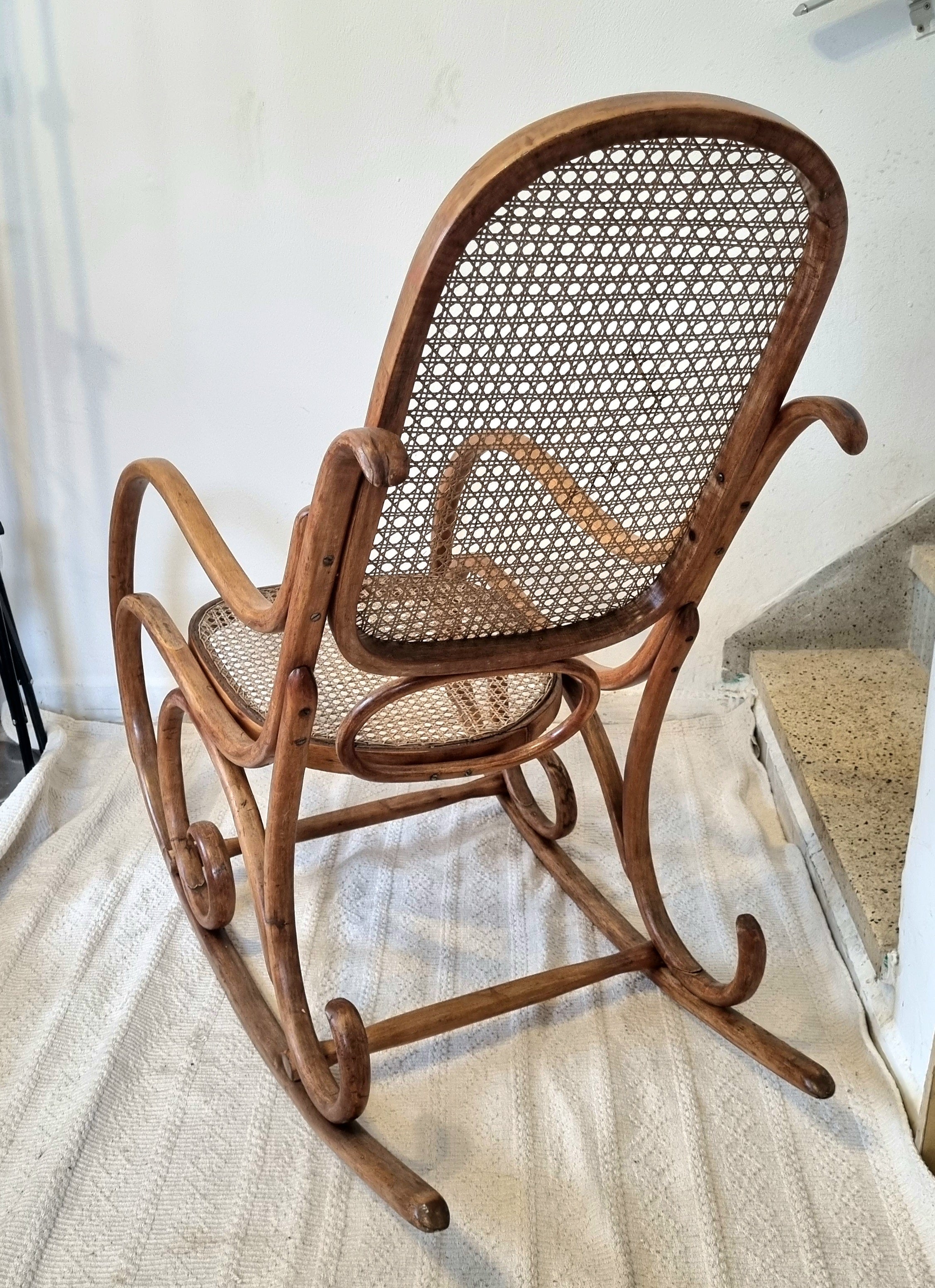 Cadeira de Balanço Thonet em palhinha 