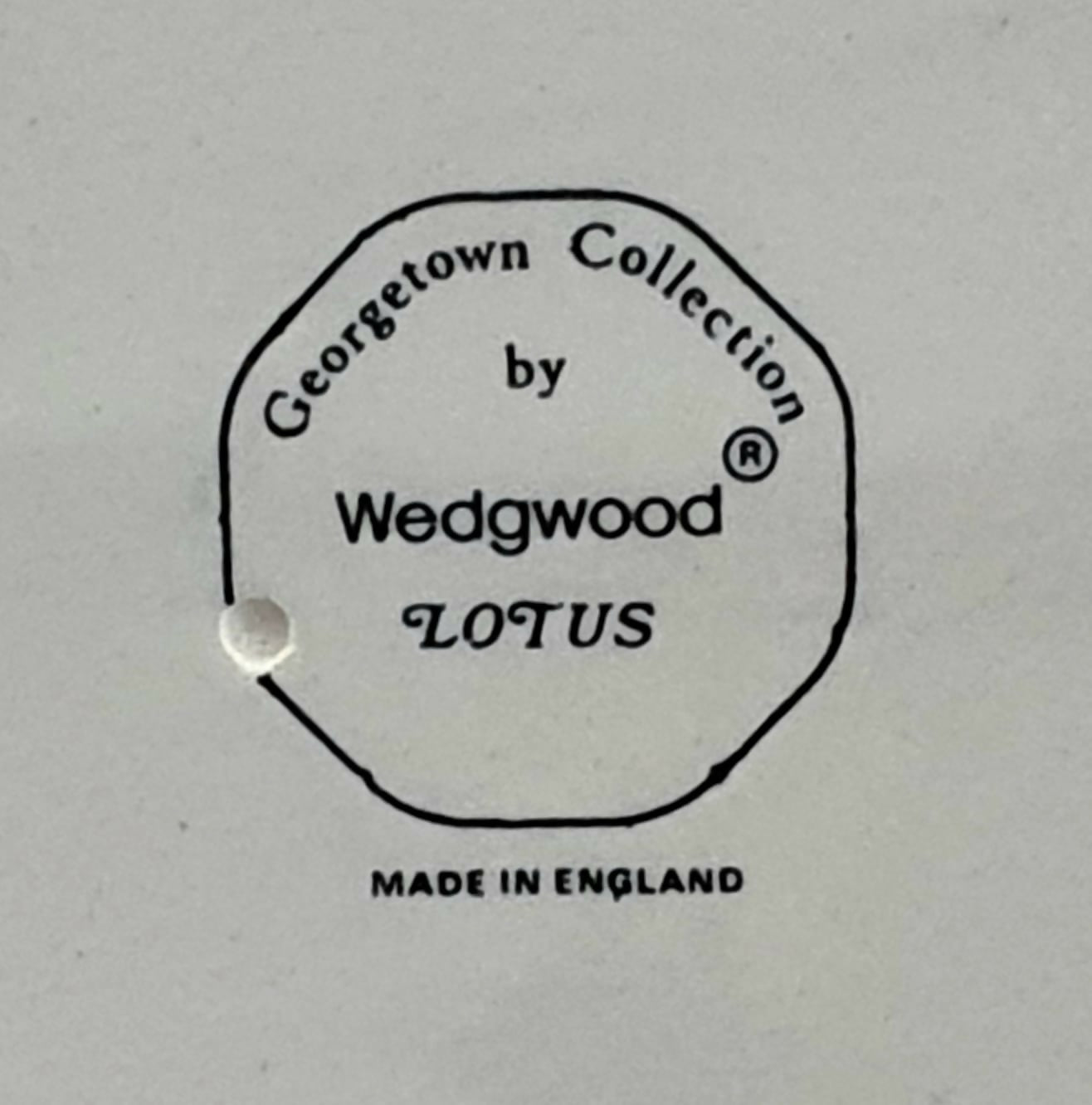 Travessa maravilhosa, anos 60, em faiança inglesa Wedgwood - Georgetown Collection - modelo Lotus. Como nova!