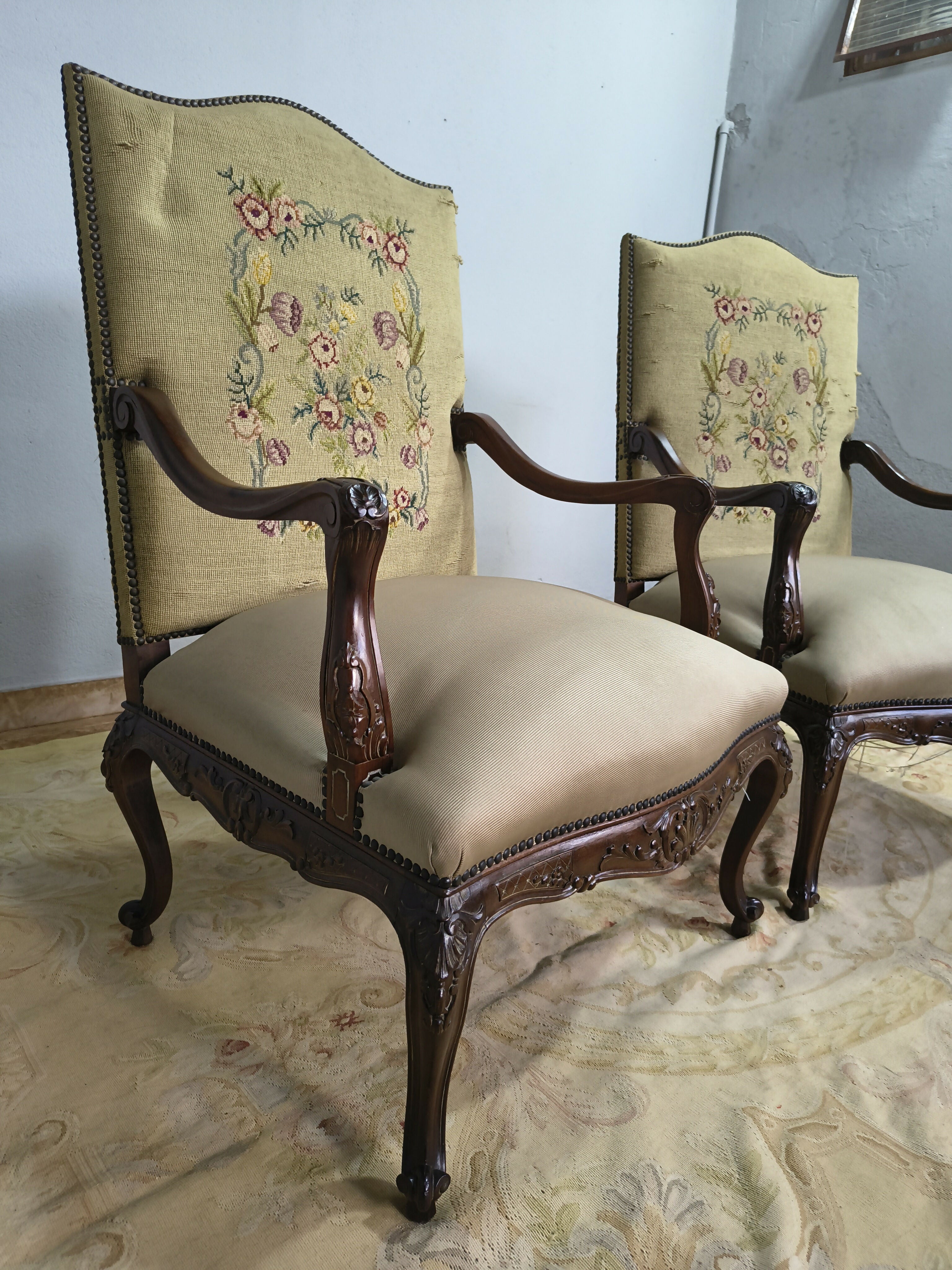 Par de Poltronas Regency em Imbuia entalhada