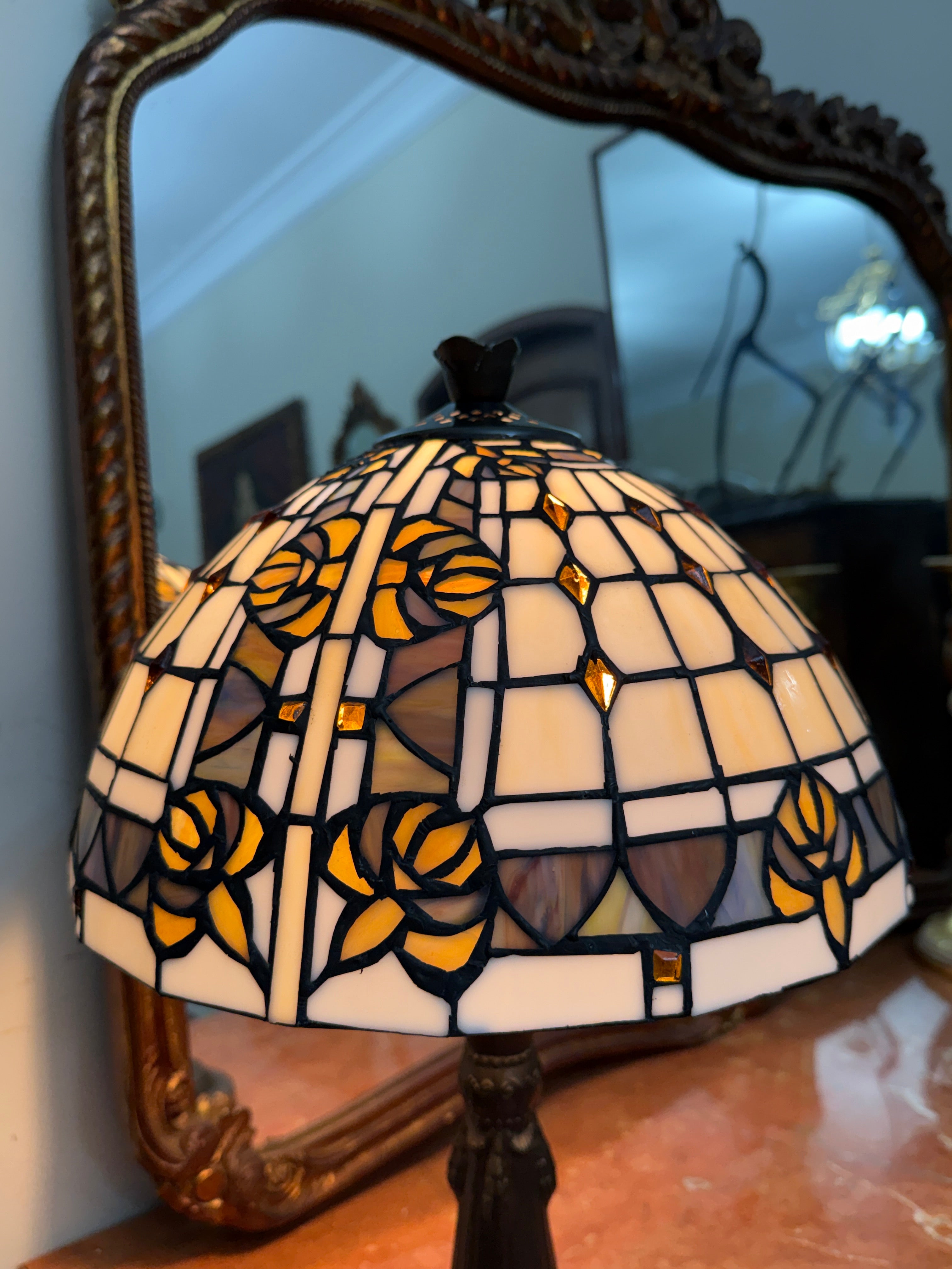 Belissimo abajur Tiffany em marrom e amarelo 