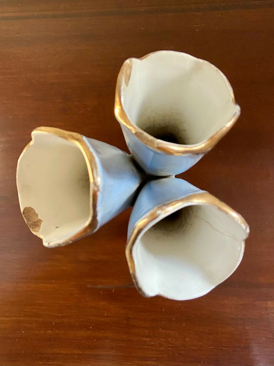 Vaso escultórico em porcelana com 3 apoios (DMCPS_234)