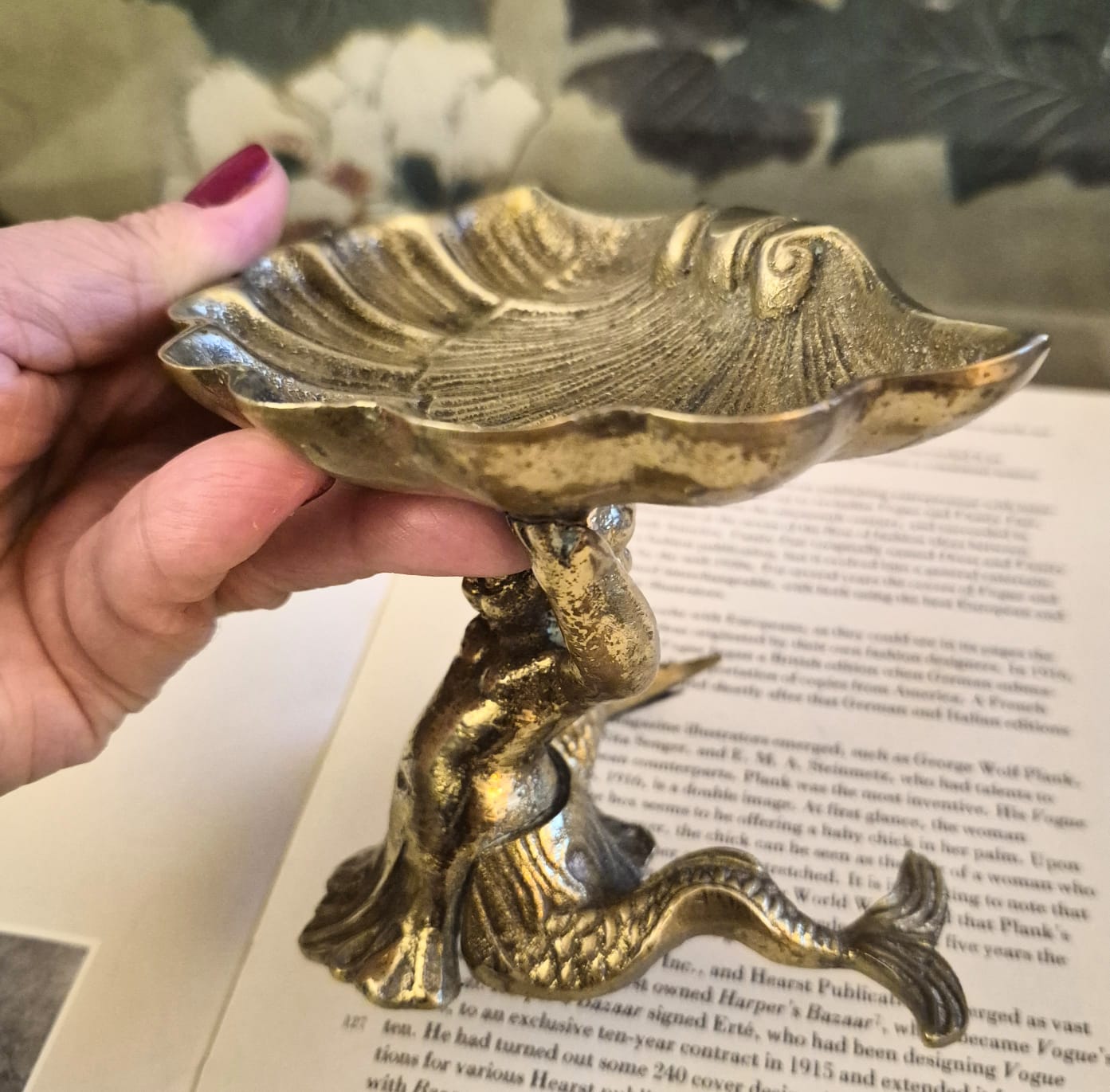 Saboneteira (porta cartões, pinga joias) linda em bronze maciço com lindo puttino segurando uma concha. Maravilhosa.
