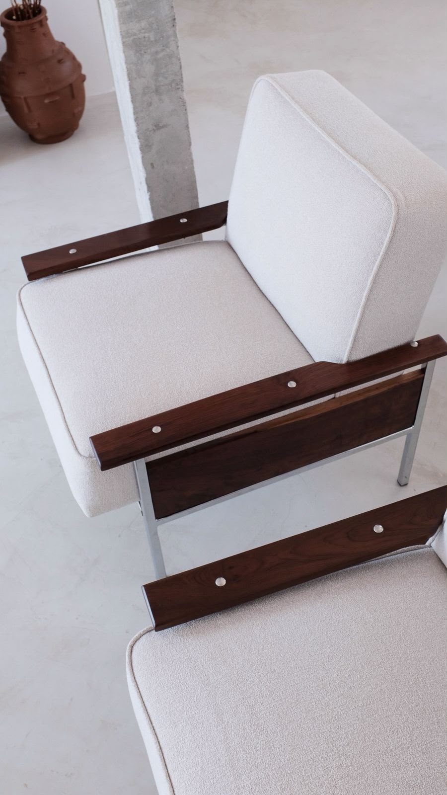 Poltrona Probel em metal cromado, madeira e estofado em Bouclé Off White