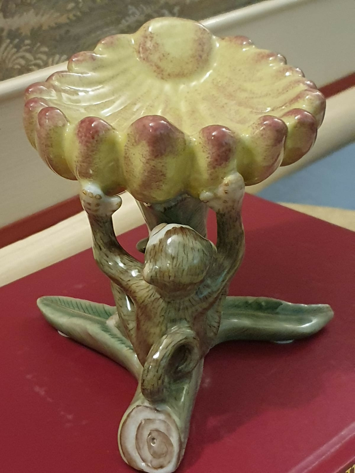 Escultura em cerâmica chinesa vintage, em formato de macaco segurando uma folha / concha. Perfeito estado!