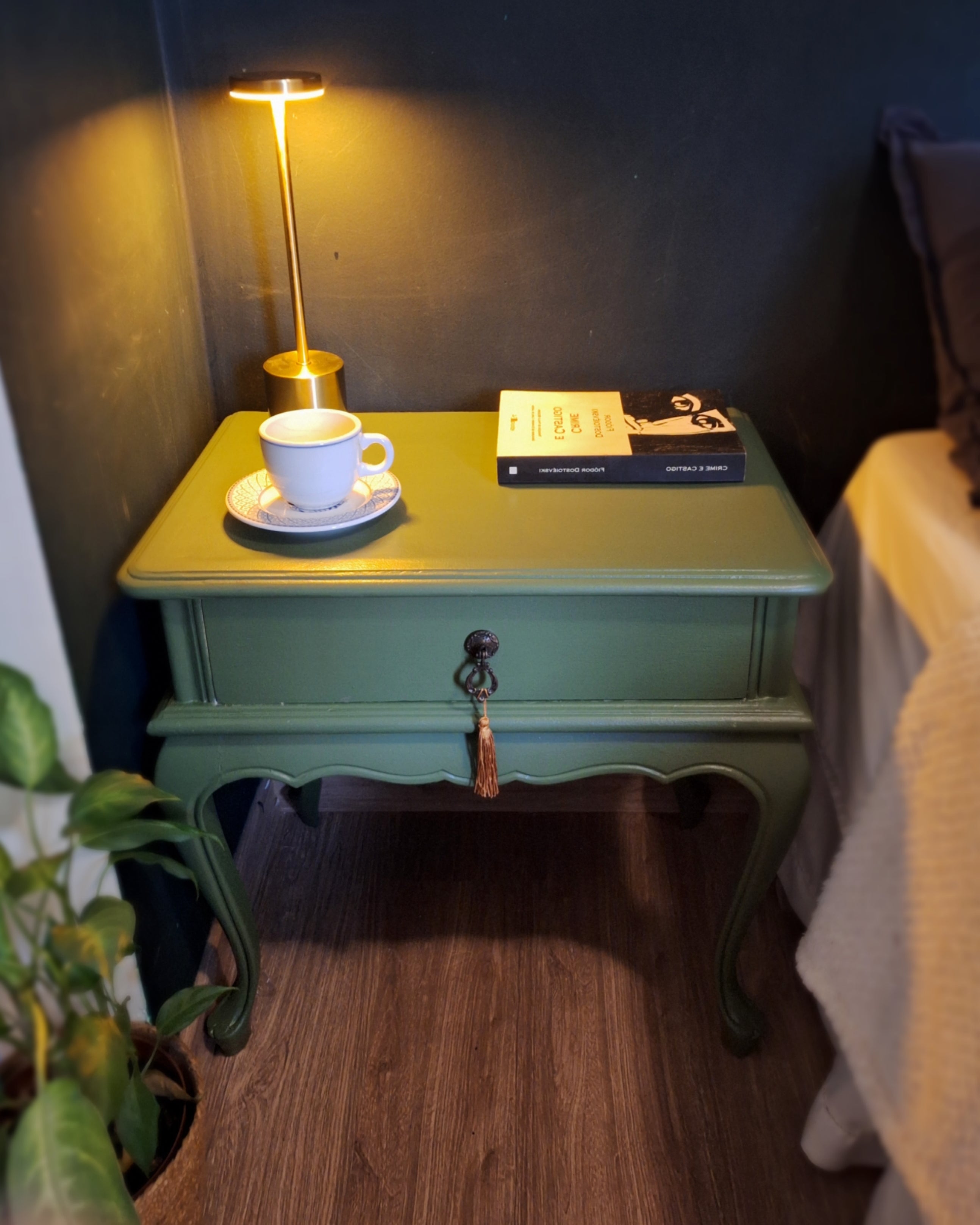 Mesa de cabeceira Chipandelle verde - restaurada 