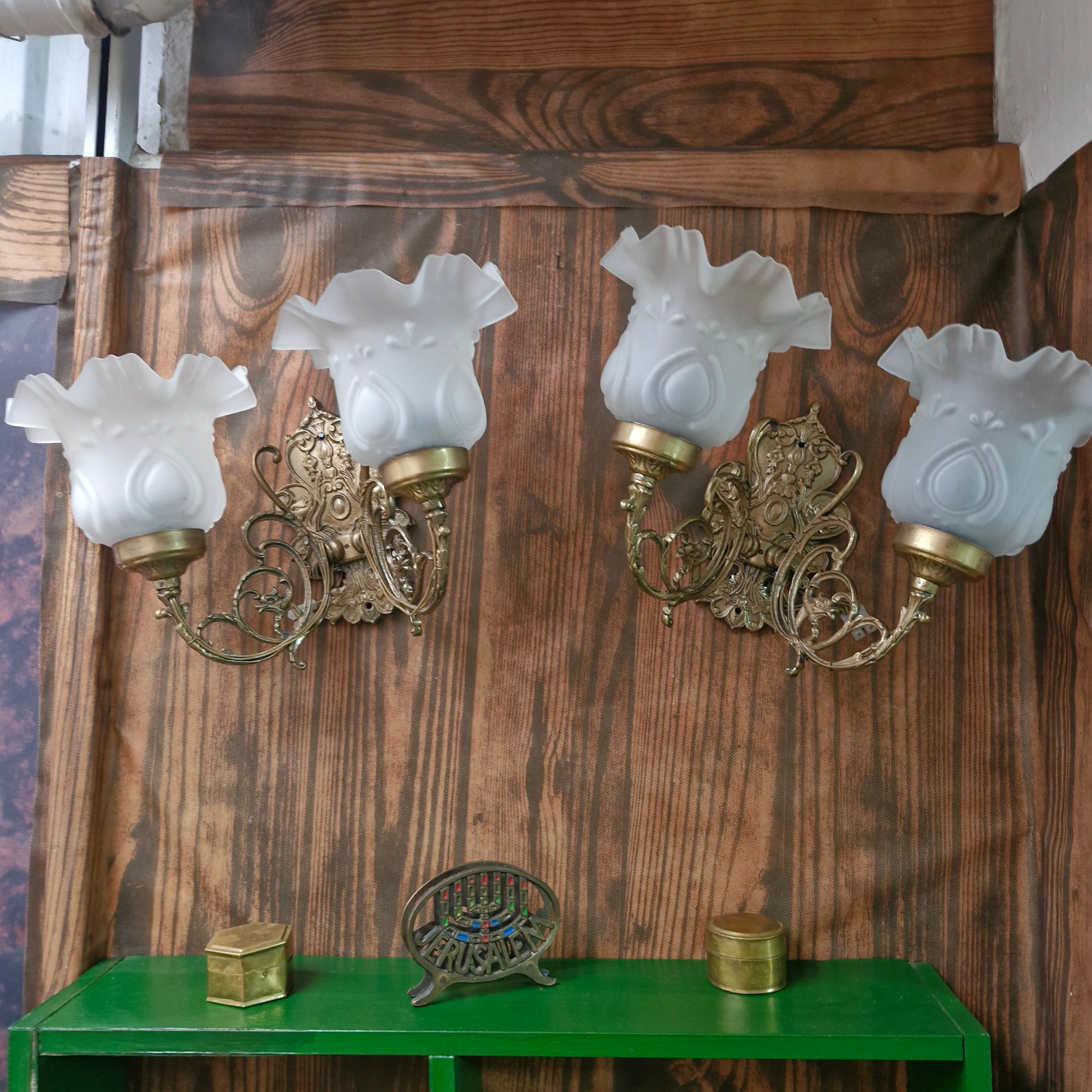Par de Arandelas Duplas com base de bronze e tulipas em vidro  