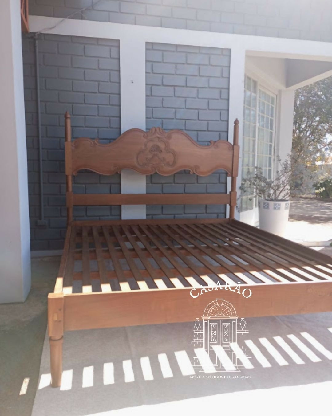 Cama Queen em madeira maciça