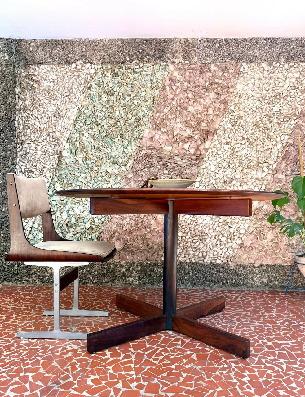 Mesa de jantar redonda em Jacarandá - Ernesto Hauner (Mobilínea)