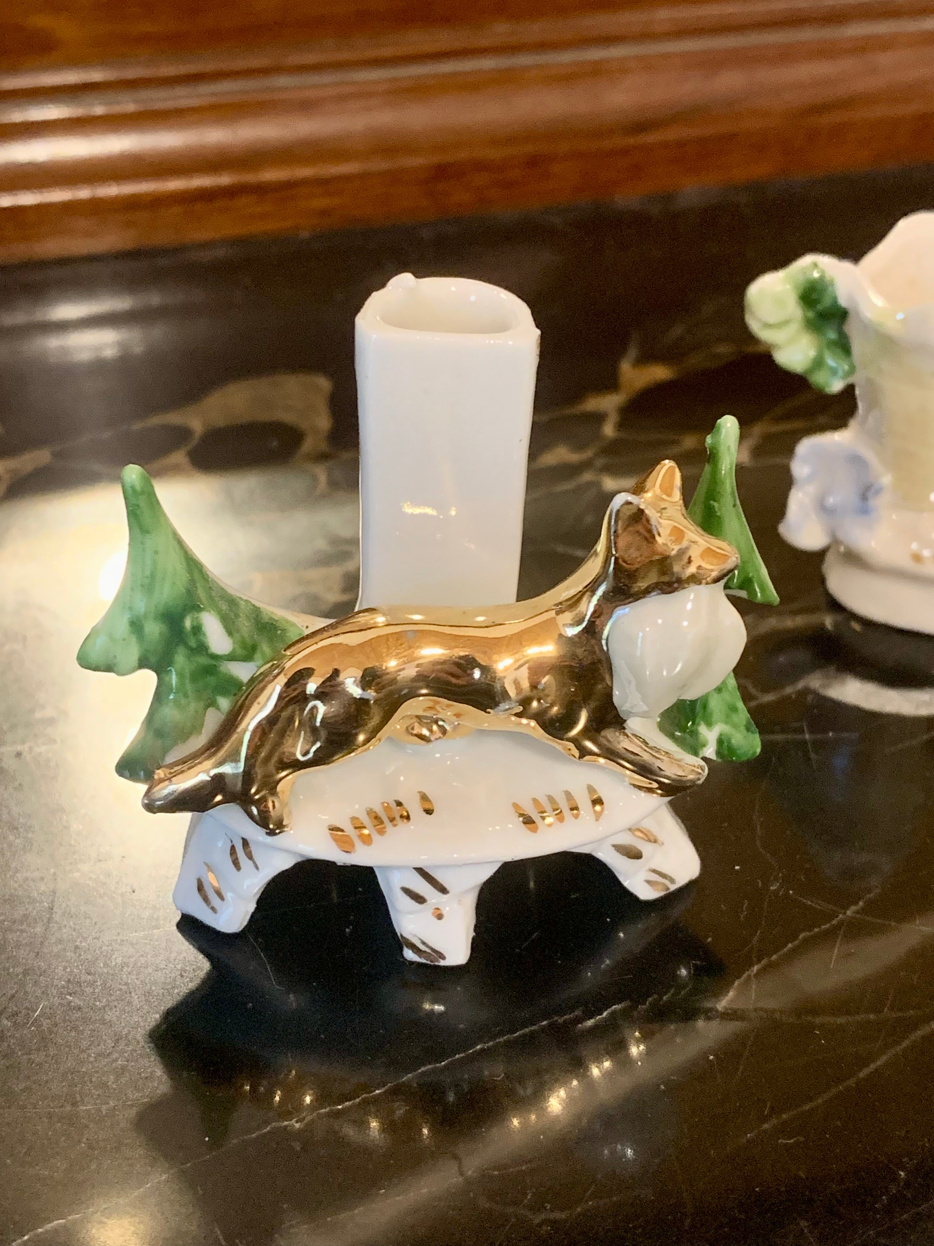 Lindas estatuetas / bibelots / castiçais / vasinhos em porcelana alemã retratando animais em dourado e verde 