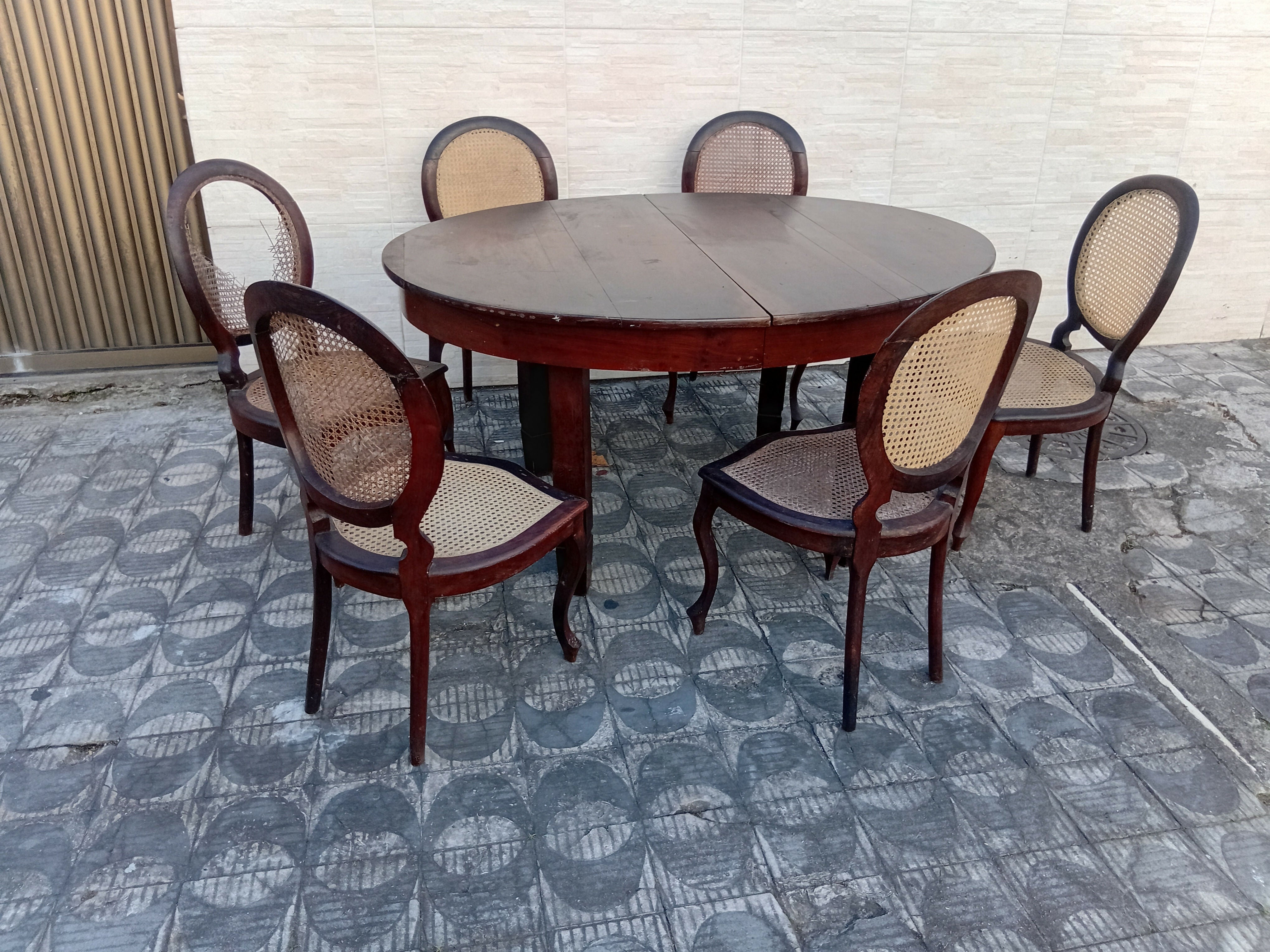 Jogo de mesa Oval com 6 cadeiras em Jacarandá