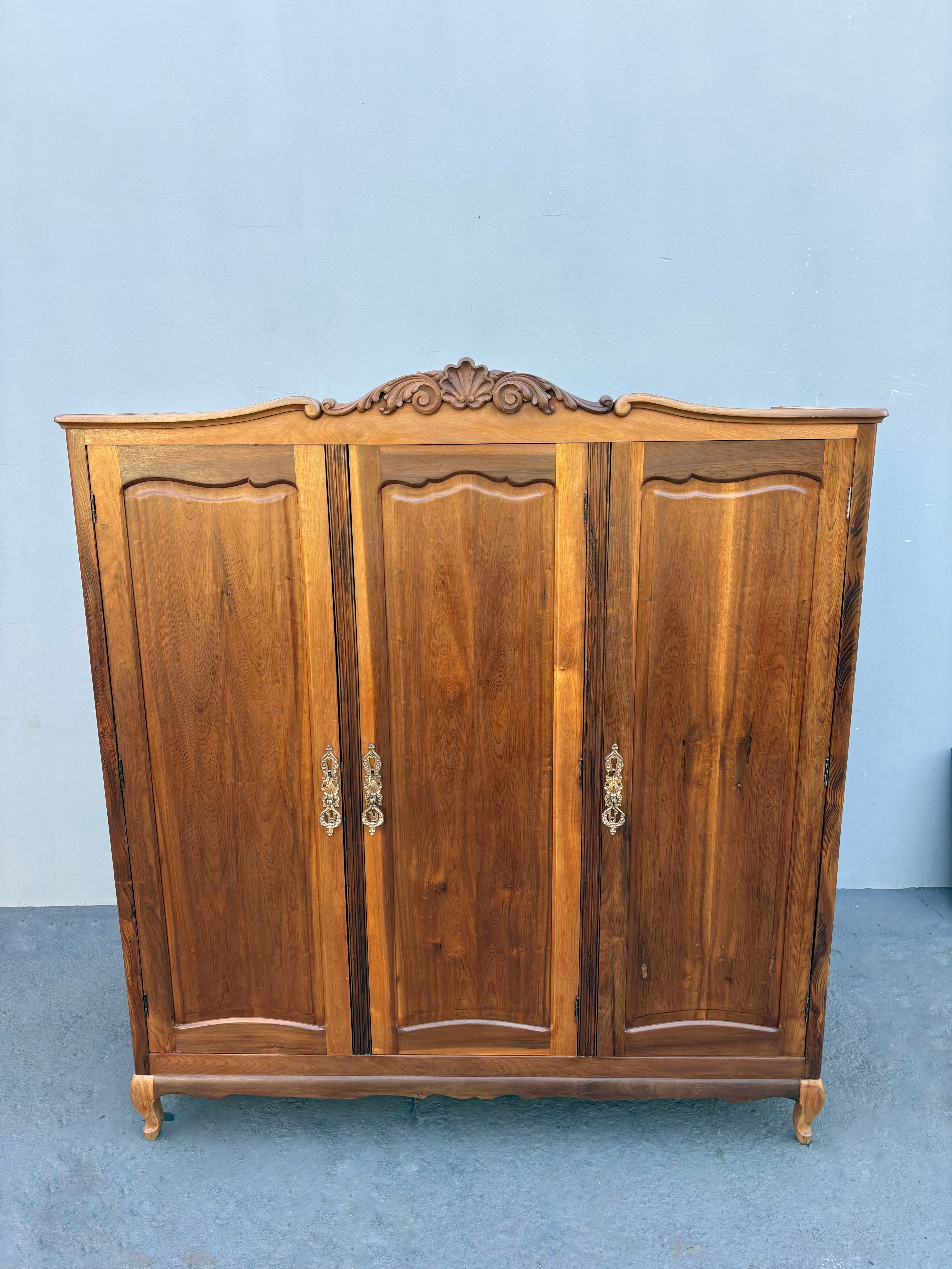 GUARDA-ROUPA EM IMBUIA MACIÇA RESTAURADO (3 PORTAS) 