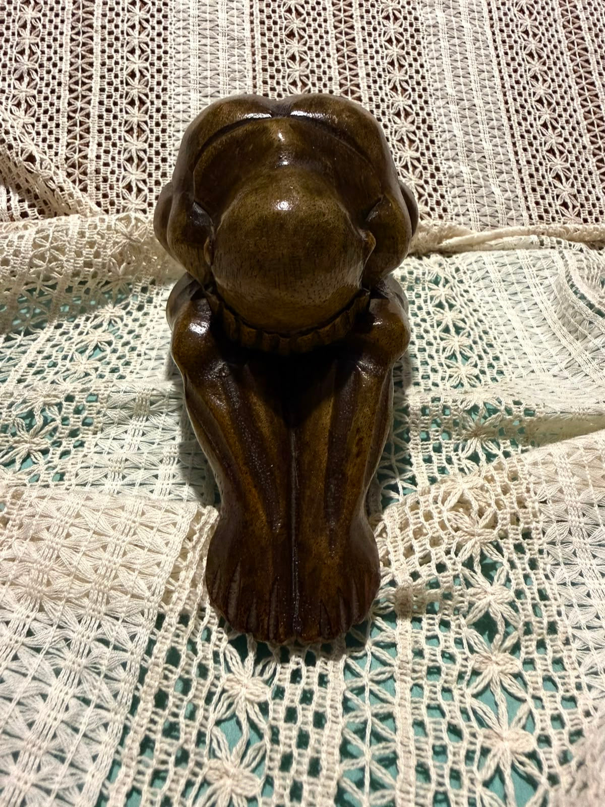 Escultura de madeira artesanal Orang Malu ou Buda chorão