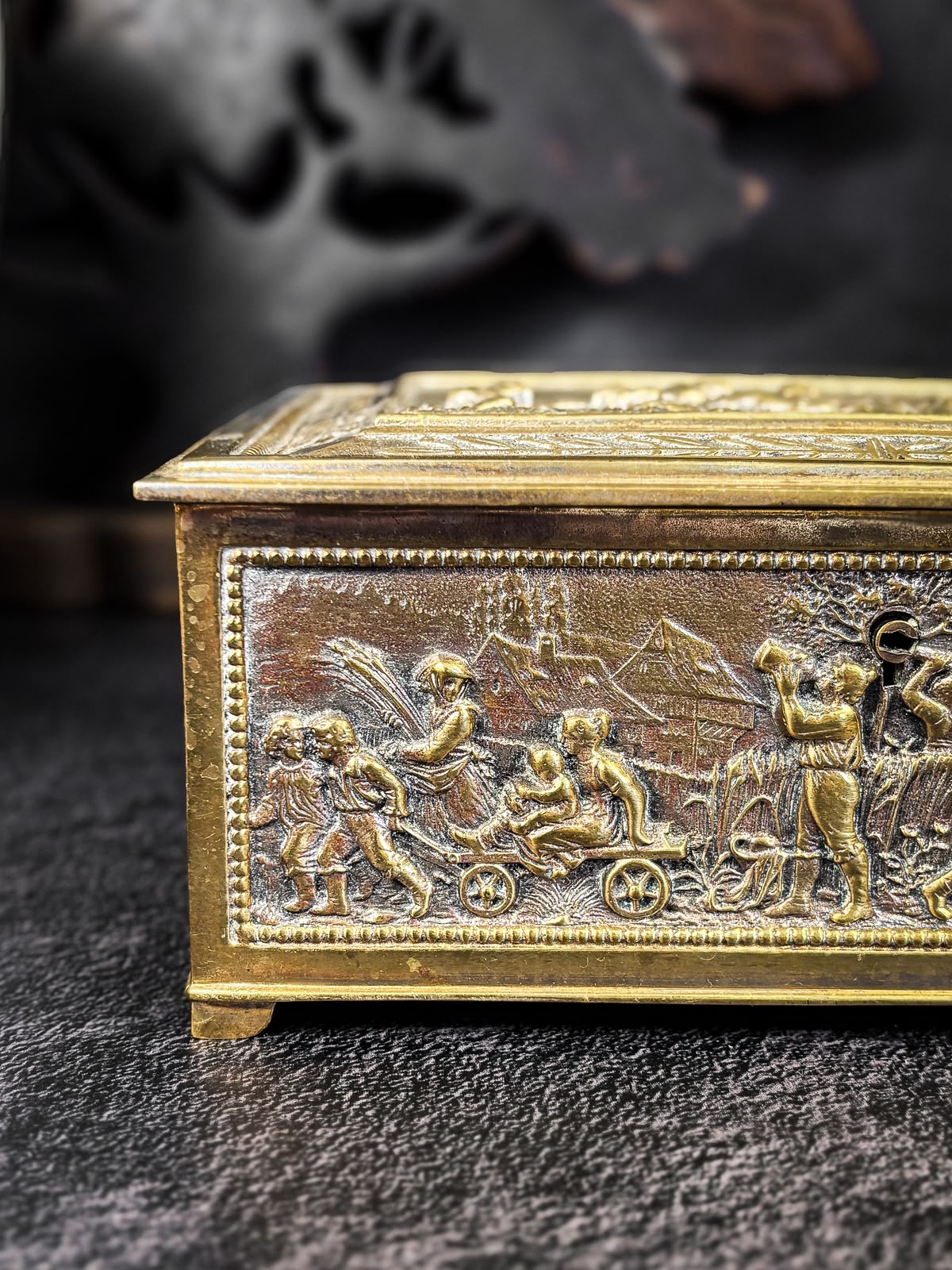 Caixa em bronze com cenas campestres em alto-relevo, estilo vitoriano, século XX