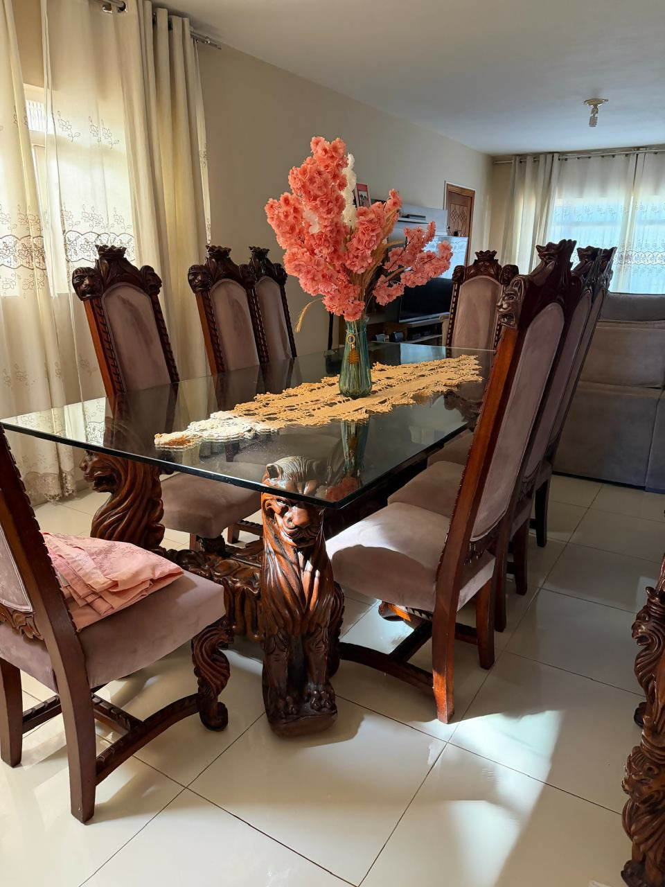 Conjunto Sala de Jantar + Cristaleira + Mesa Centro e Canto - em Mogno Maciço Entalhado – Peça Clássica de Alto Padrão