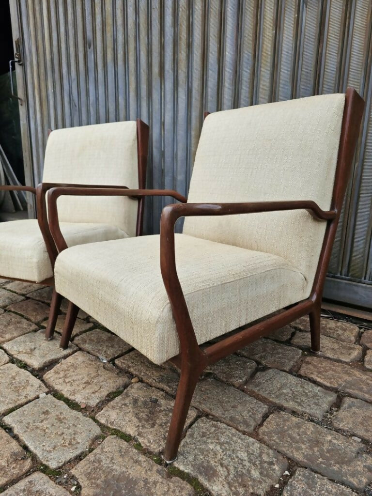 Par poltronas Rino Levi em Cabreúva e estofado em veludo