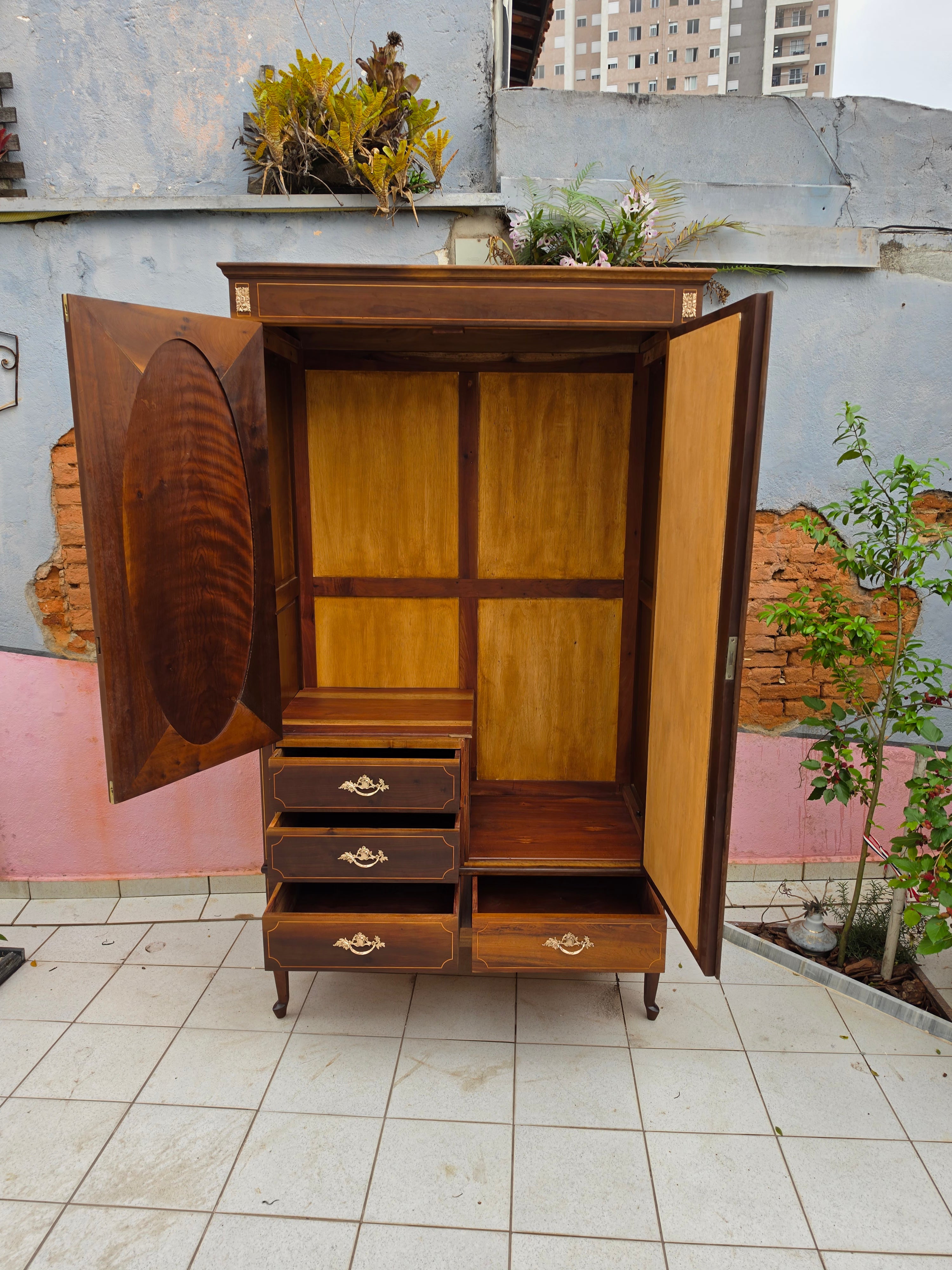 Guarda roupa 1930 com Marchetaria e espelho oval