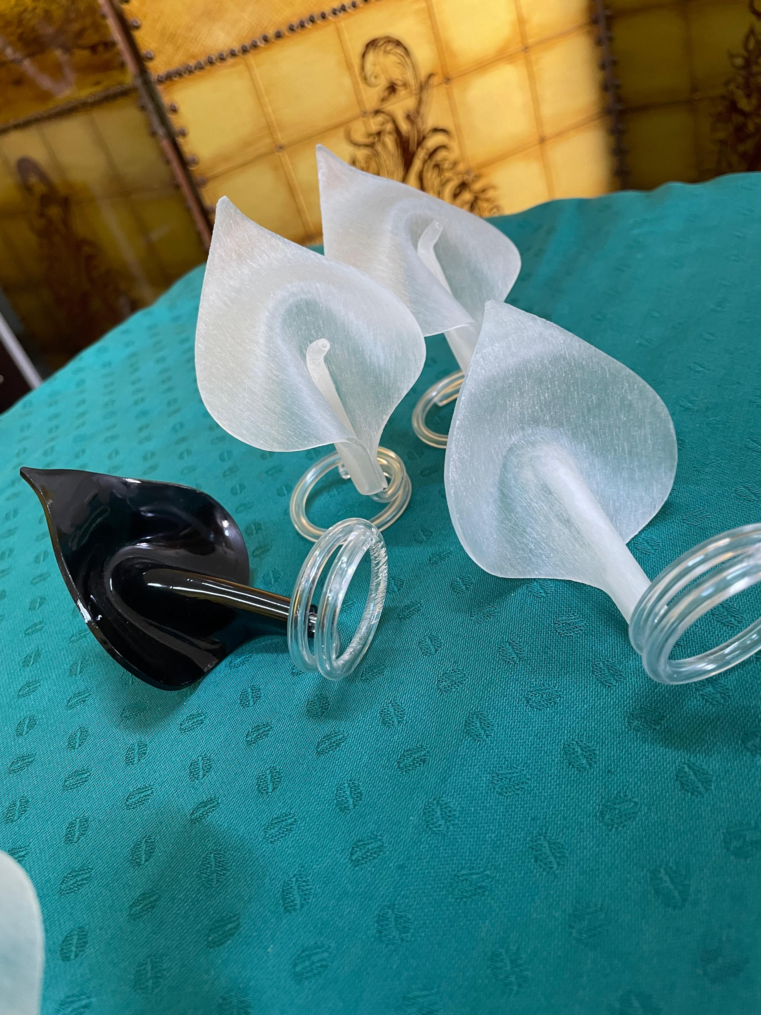 Porta guardanapos em resina em forma de flor de Copo de Leite em branco e preto 