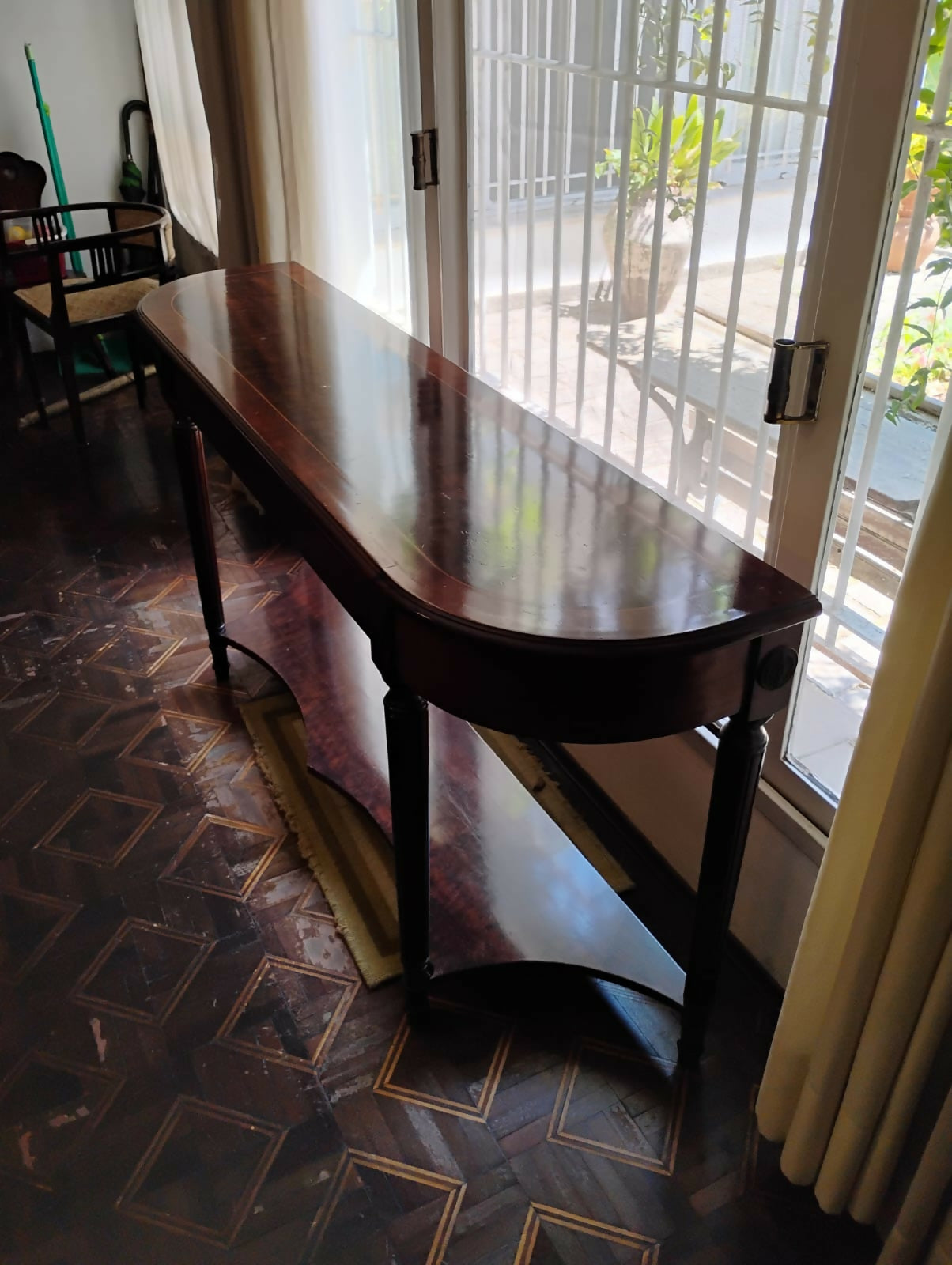 Aparador Clássico em Madeira Maciça – Estilo Elegante e Sofisticado