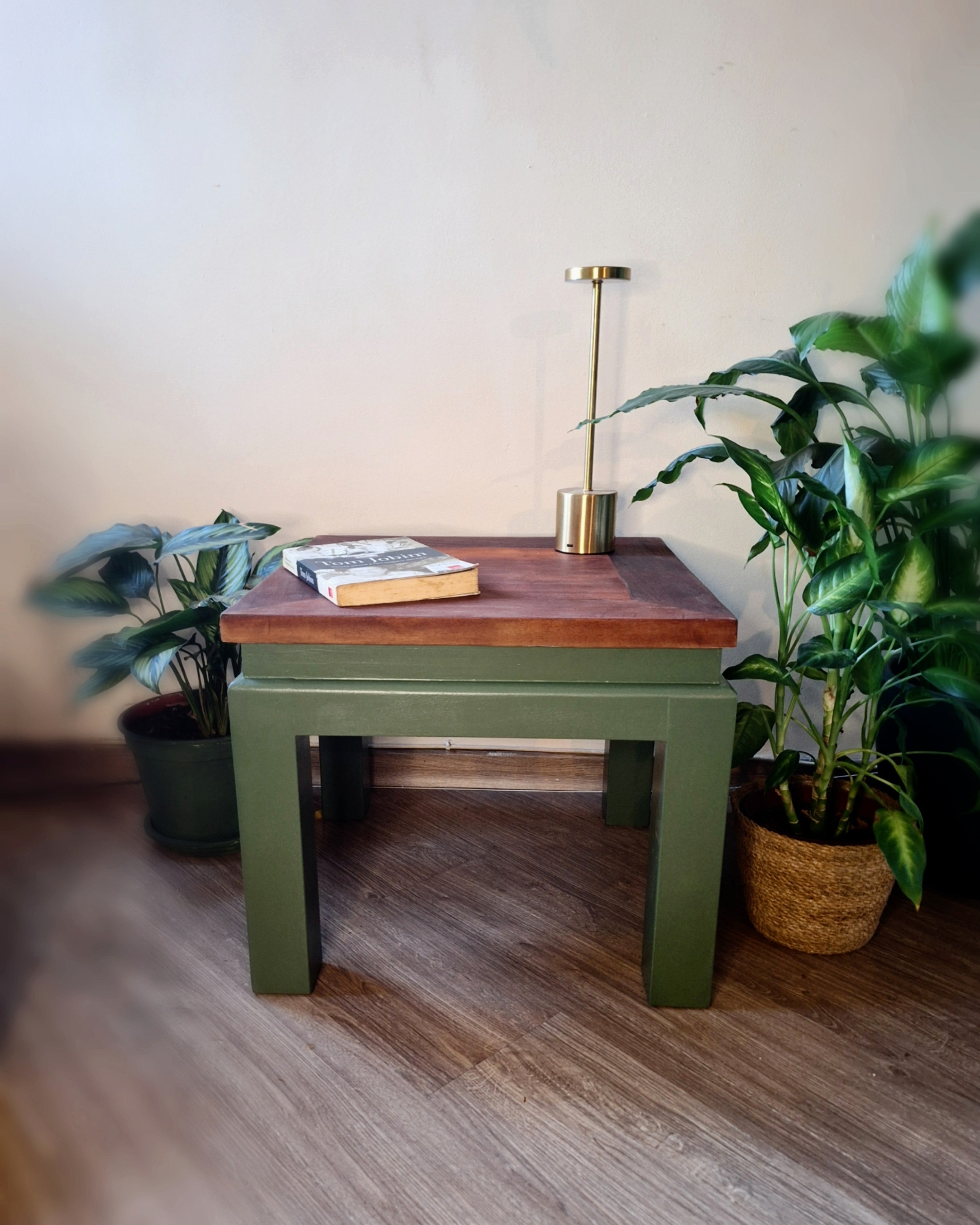 Mesa lateral quadrada com pintura verde e tampo em madeira natural (valor unitário) 