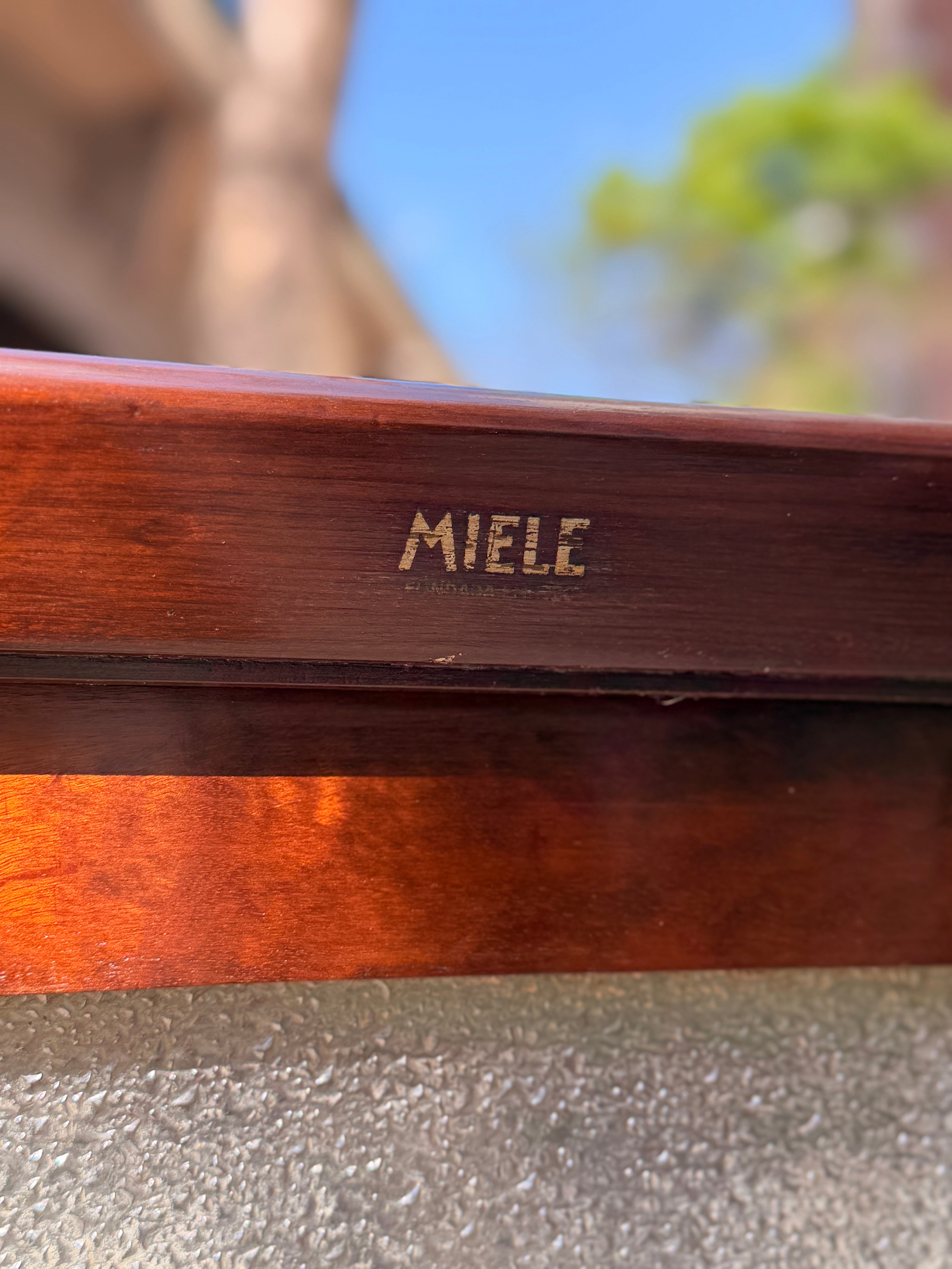 Armário Livreiro/Estante Miele com duas portas de correr
