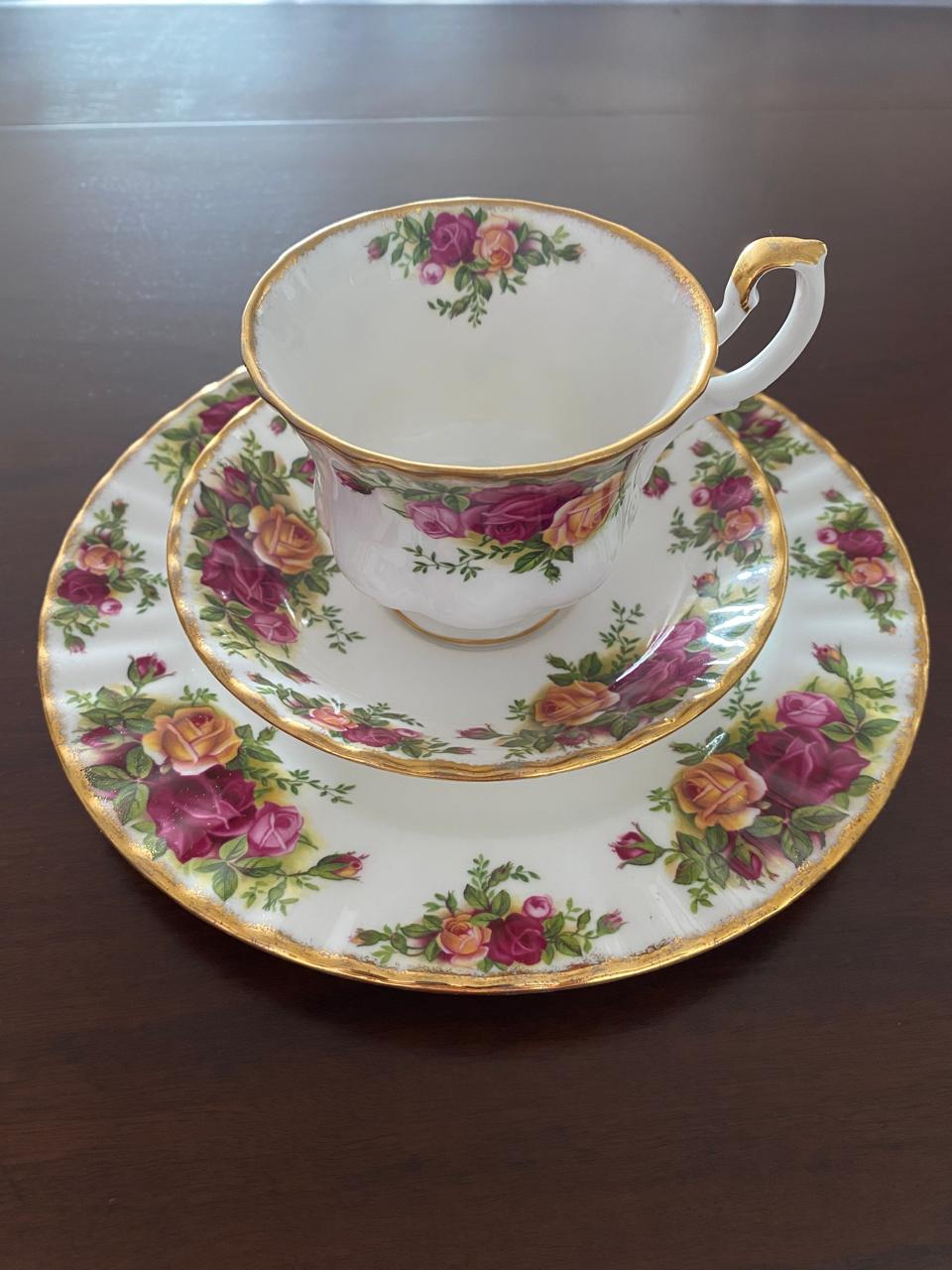Xicara em porcelana finíssima marca: Royal Albert Bone China England
