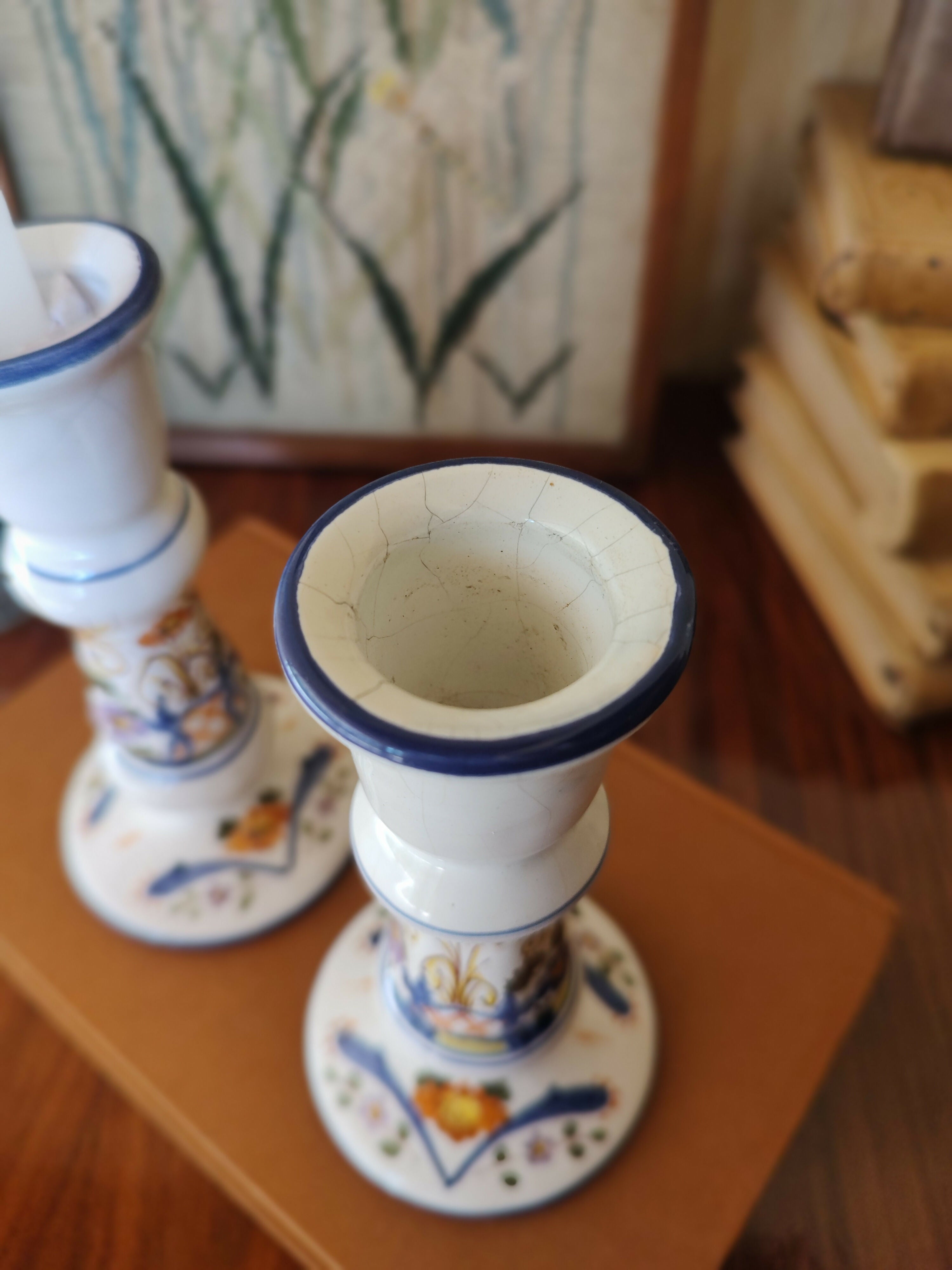 Belíssimo Par de Castiçais em faiança pintada à mão