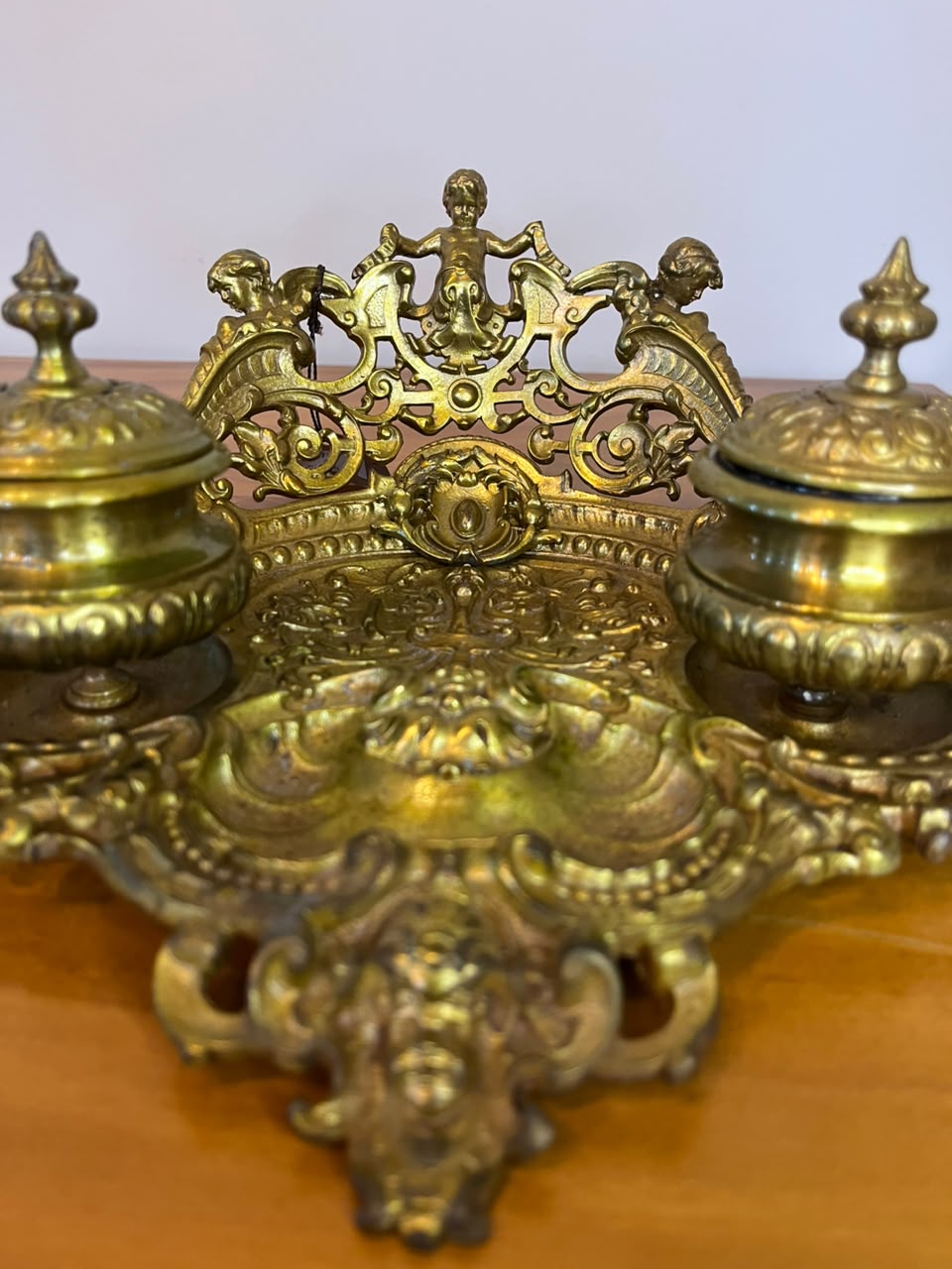 Tinteiro de Mesa Duplo Ornamentado em Metal – 29 × 20 cm