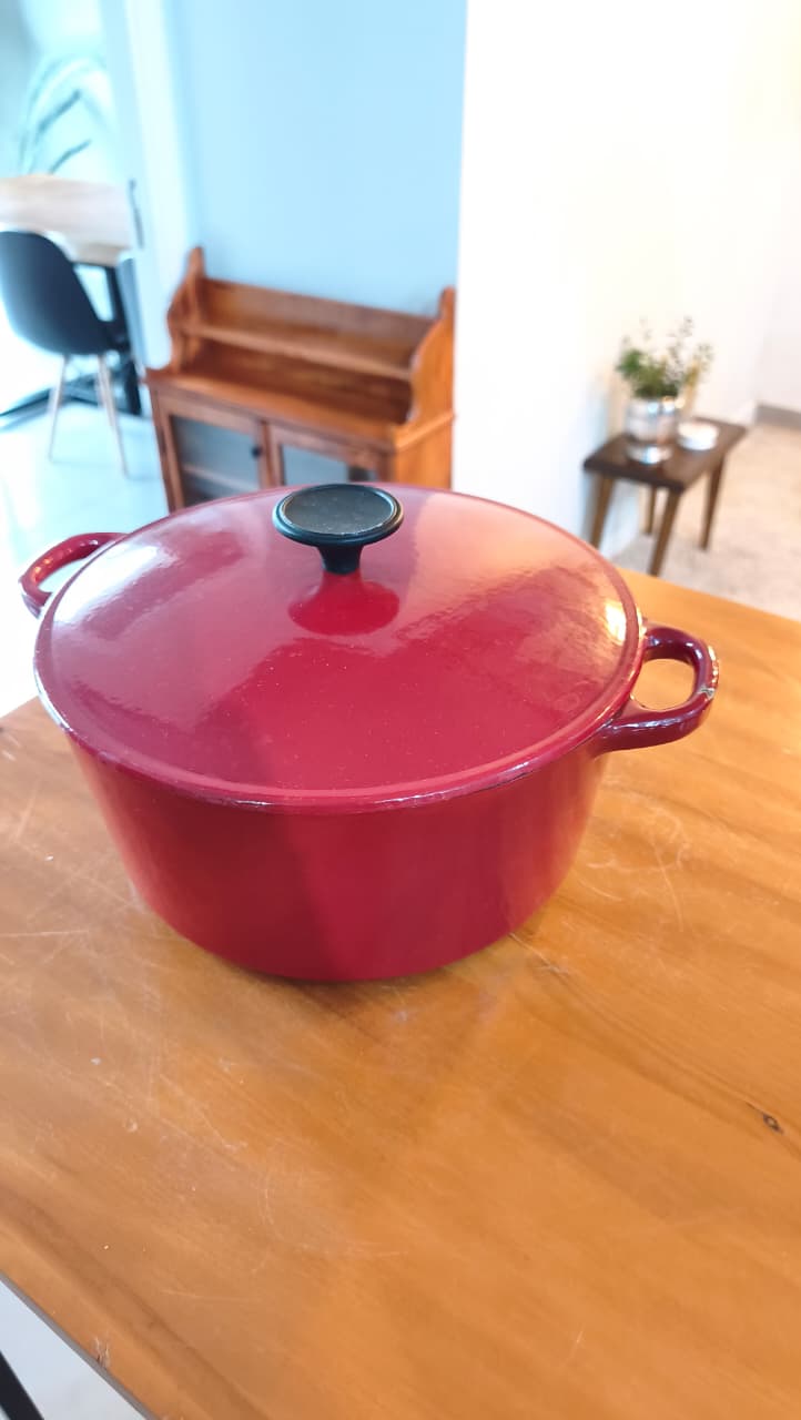 Caçarola Redonda em Ferro Fundido Esmaltado Vermelho com Tampa