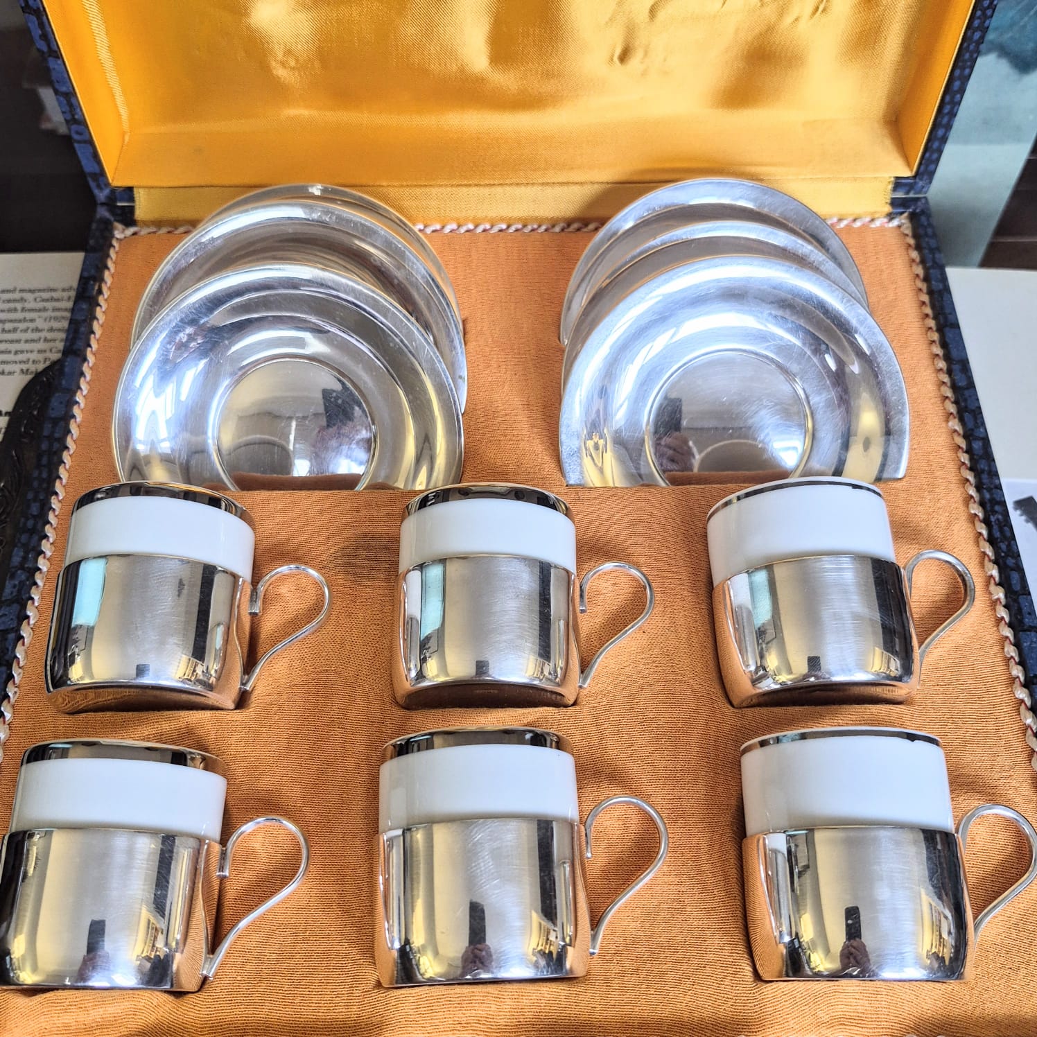 Conjunto de 6 xícaras para café em porcelana Steatita con friso prateado e suportes e pires em metal espessurado à prata 90, Cristofoli. Anos 60, no melhor estilo Art Decó.