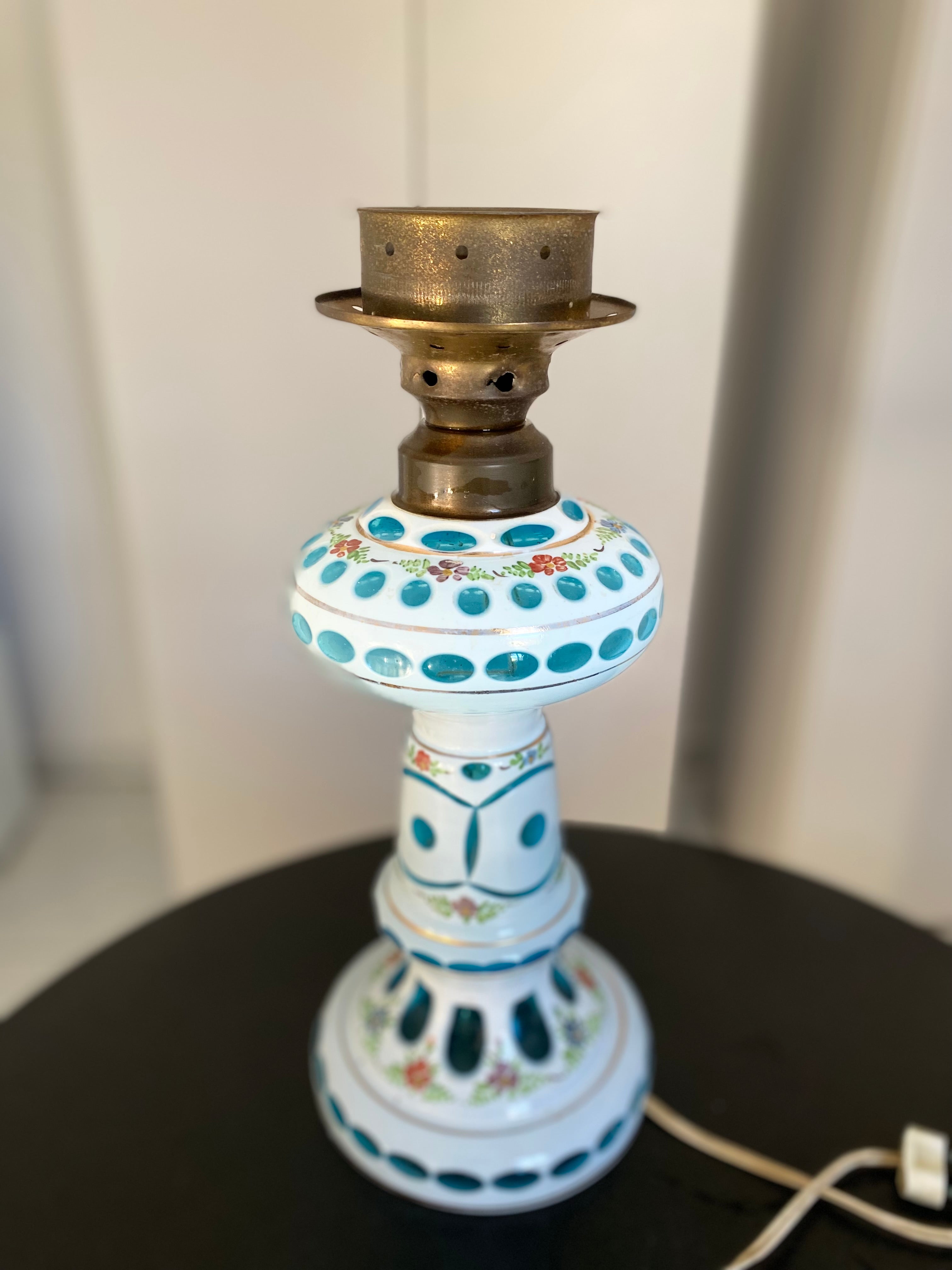 Luminária / Abajur Antigo Maravilhoso com pintura floral e detalhes em azul 