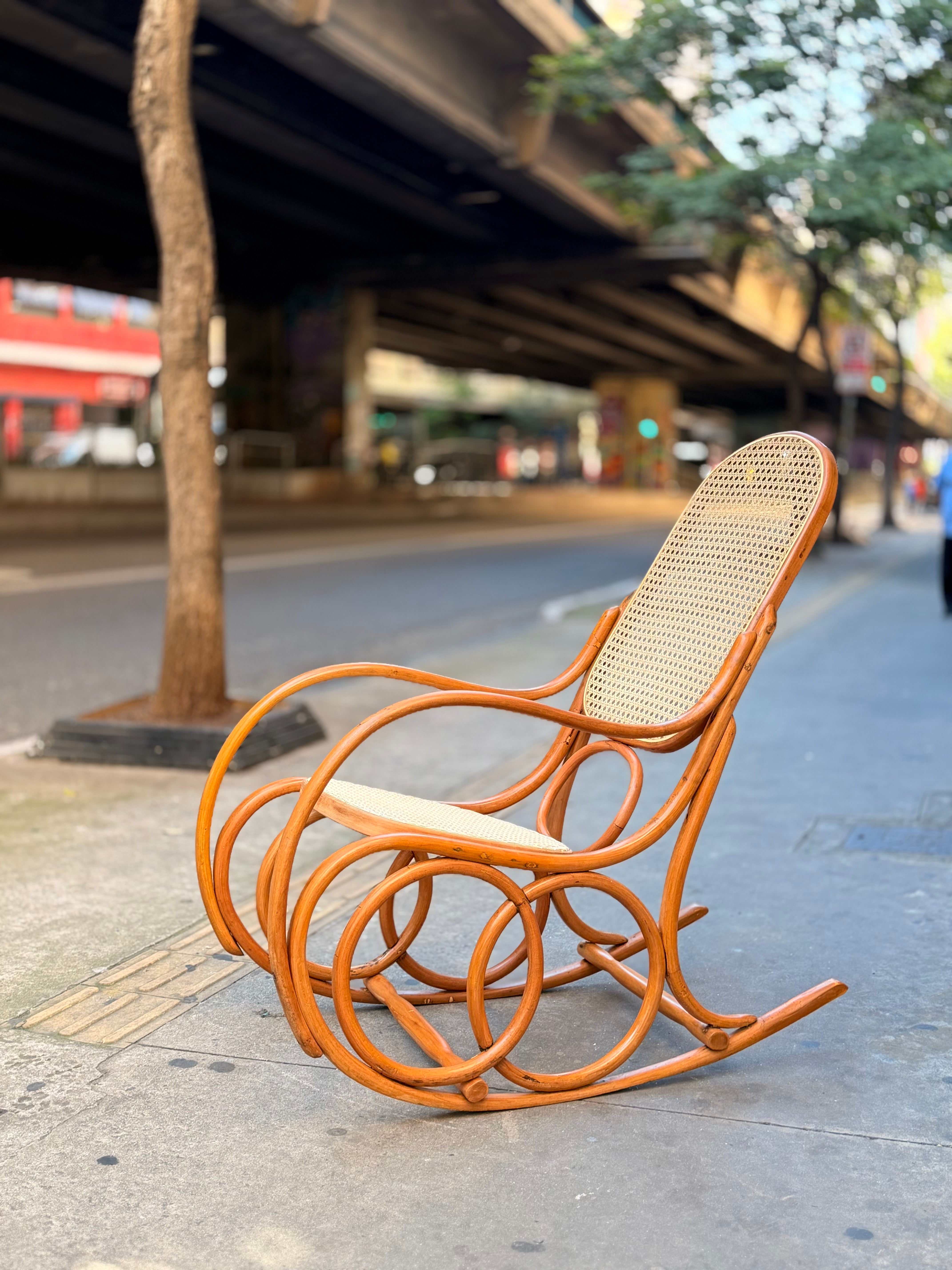 Cadeira de balanço estilo Thonart. com palhinha 
