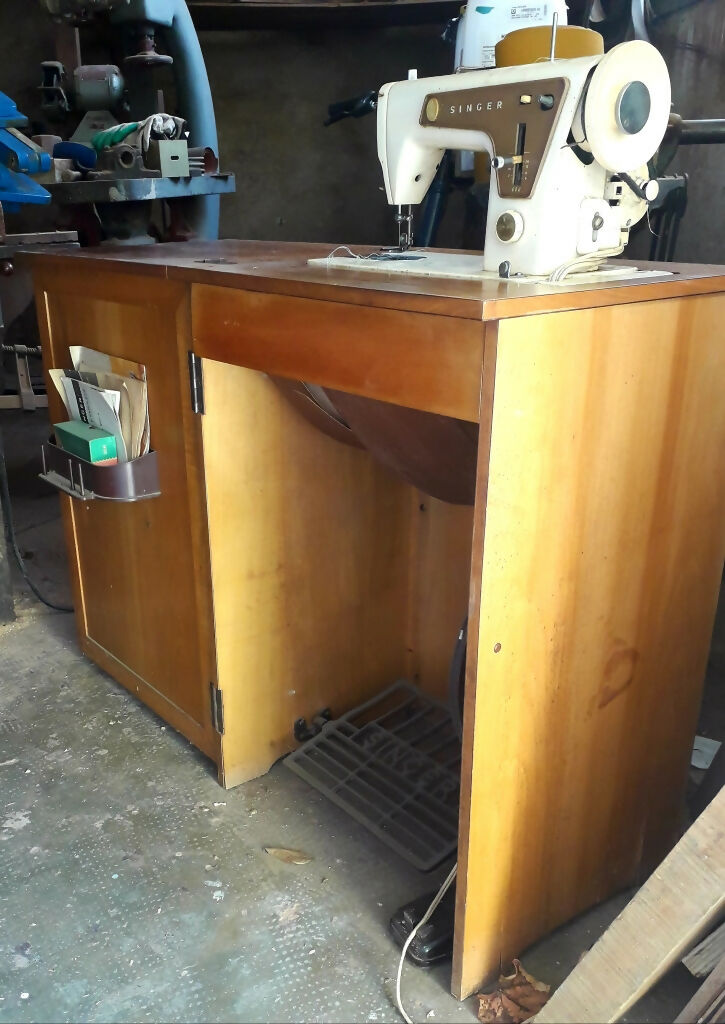 Máquina de Costura Antiga Singer 660C – Clássica, Forte e Funcional