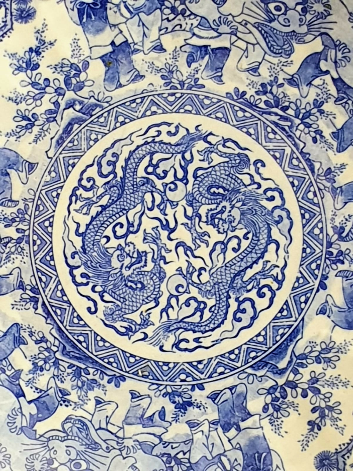 Maravilhoso medalhão decorativo antigo (cerca de 1900) em porcelana chinesa azul e branca.