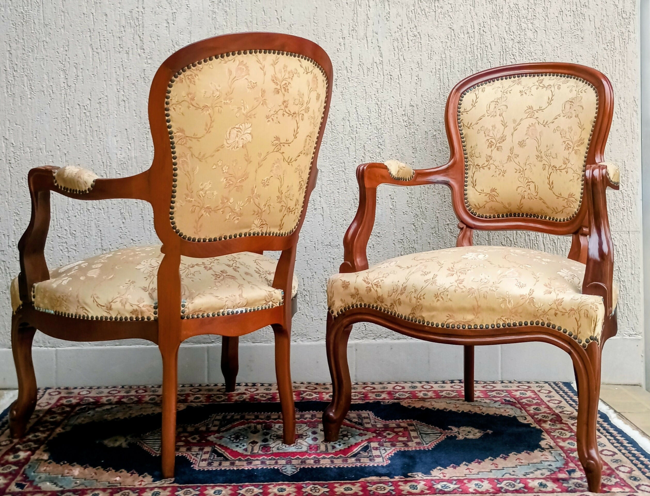 PAR DE POLTRONAS ESTILO LUÍS XV EM MADEIRA MACIÇA COM ESTOFAMENTO EM GOBELIN